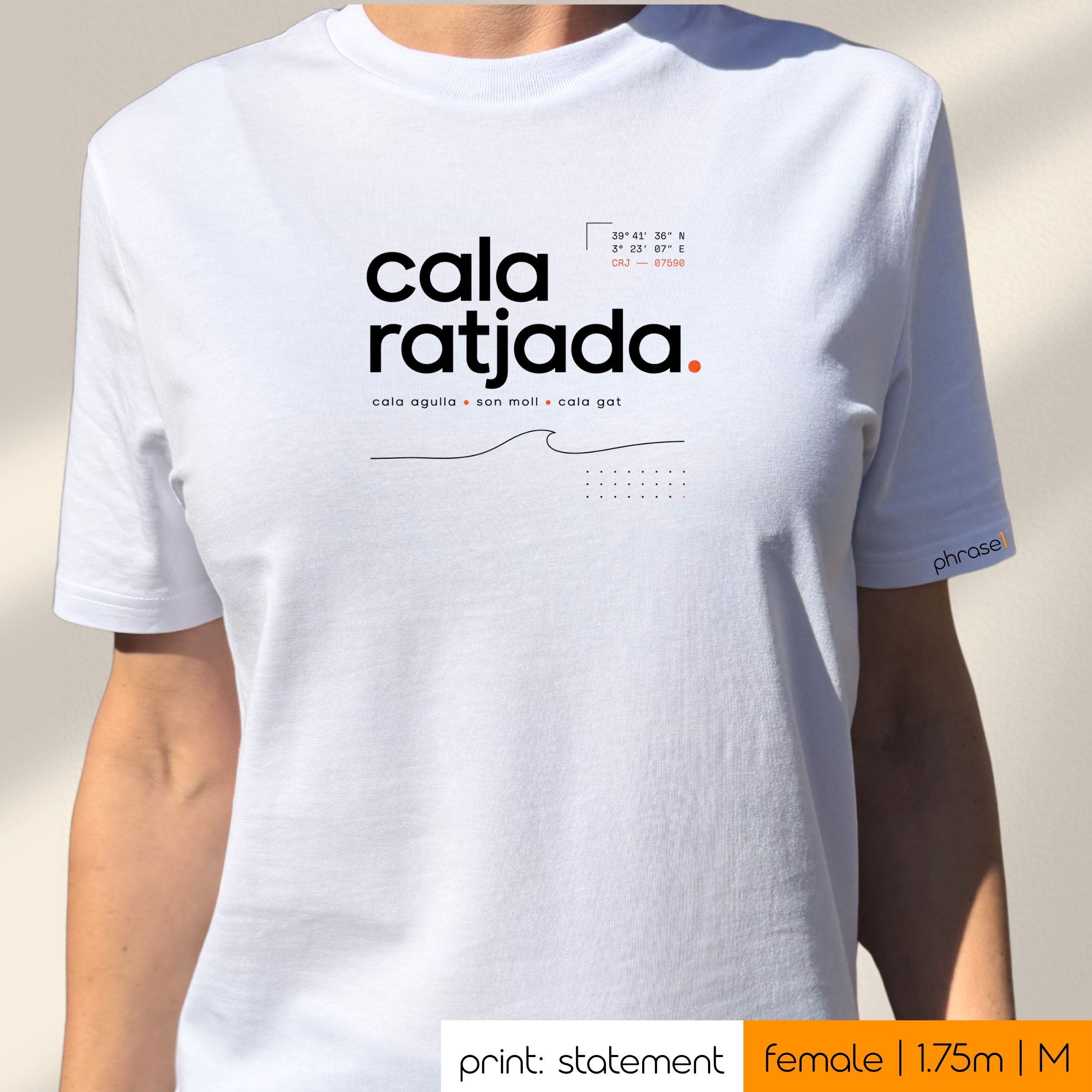Premium T-Shirt mit Vsiual "Cala Ratjada Koordinaten" Premium T-Shirt mit Vsiual "Cala Ratjada Koordinaten"
