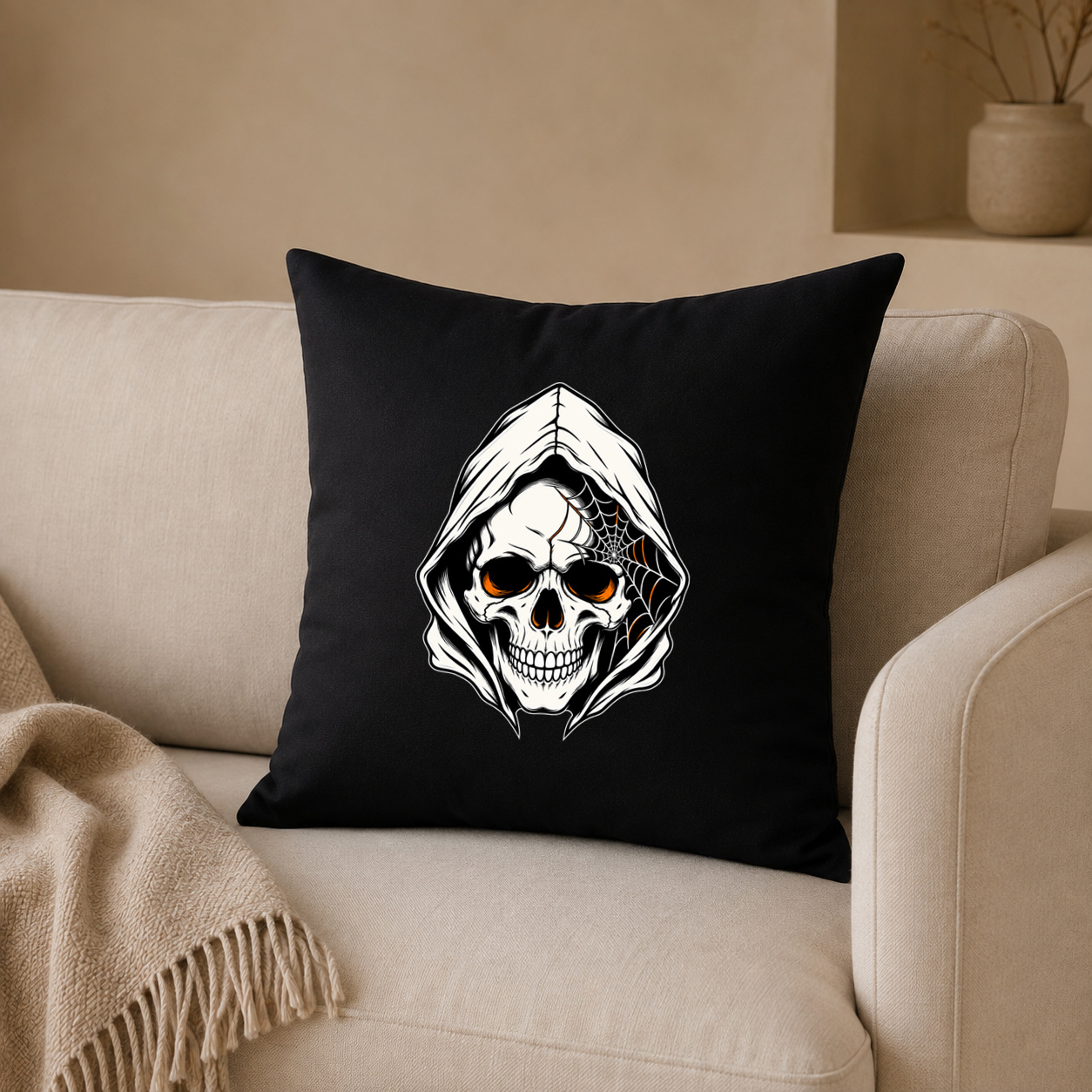 Kissenhülle "Totenkopf mit Kapuze und Spinnennetz"