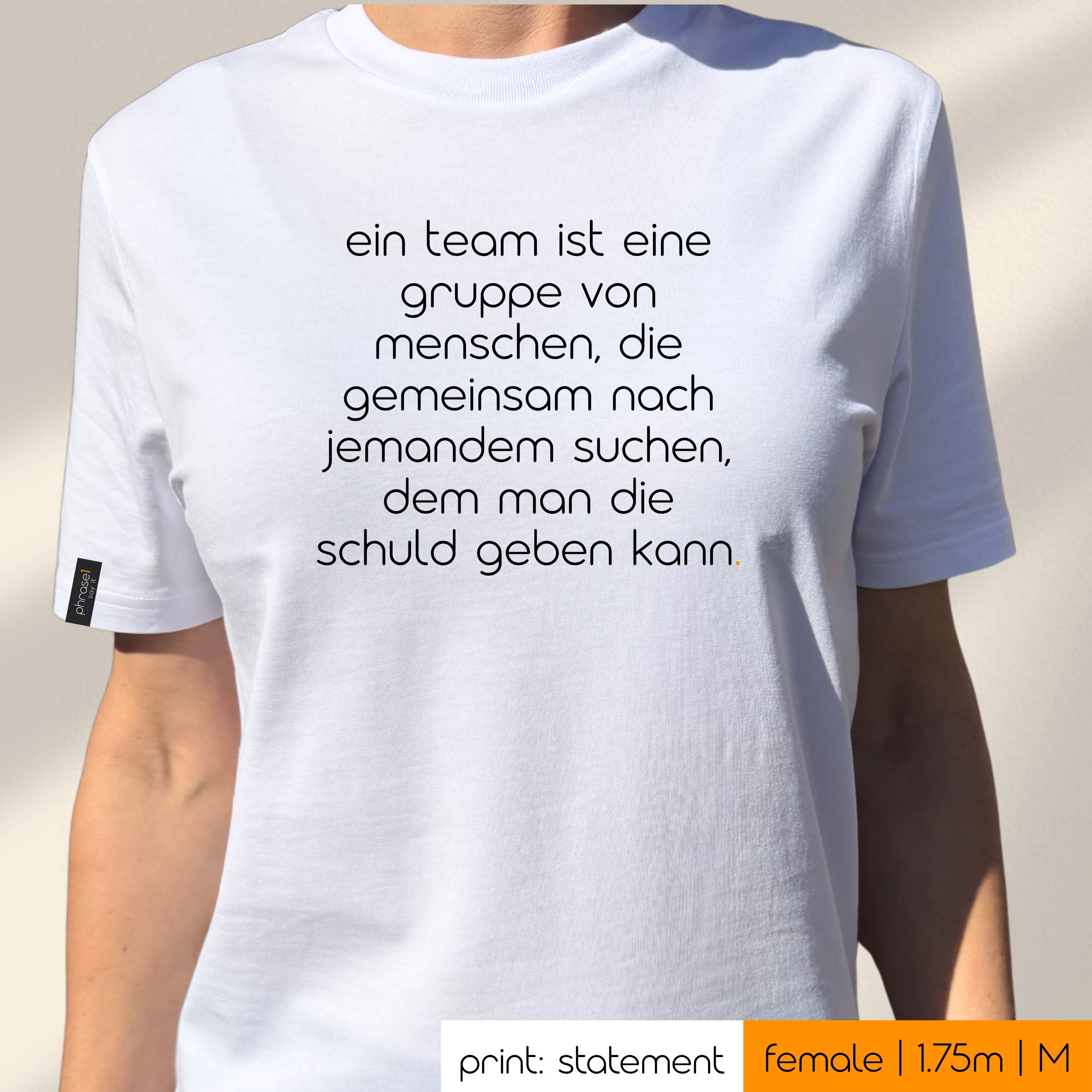 Premium T-Shirt mit Spruch "ein team ist eine gruppe von menschen, die gemeinsam nach jemandem suchen, dem man die schuld geben kann."