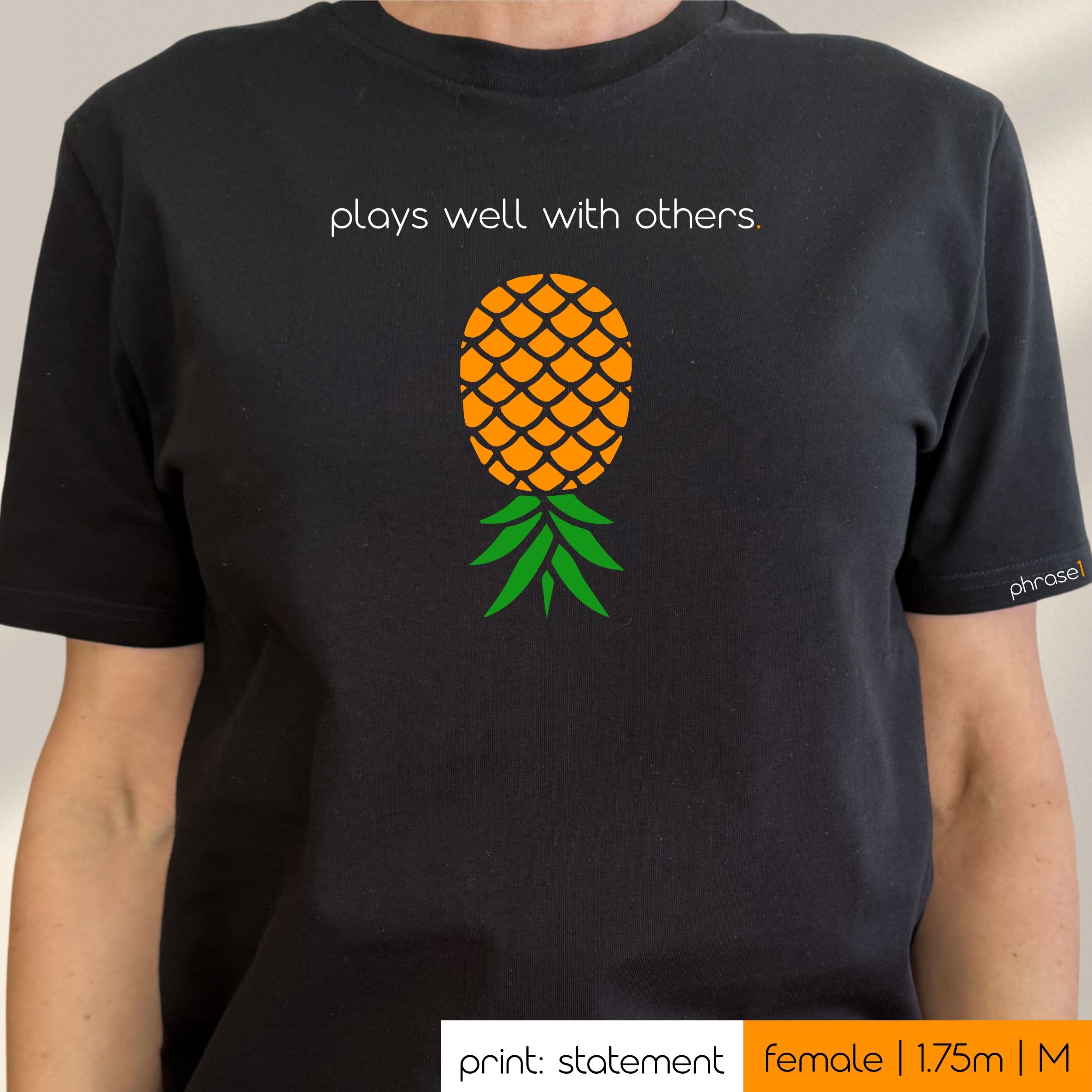 Premium T-Shirt mit Spruch "plays well with others." und Visual Ananas Premium T-Shirt mit Spruch "plays well with others." und Visual Ananas