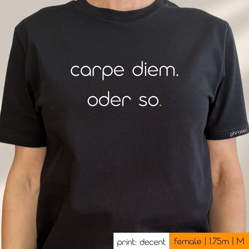 Premium T-Shirt mit Spruch „carpe diem. oder so.“