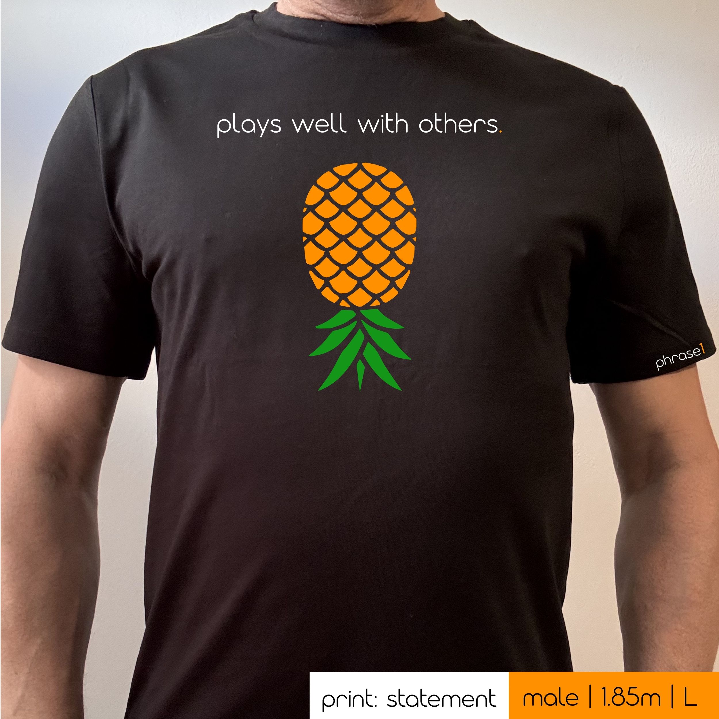 Premium T-Shirt mit Spruch "plays well with others." und Visual Ananas Premium T-Shirt mit Spruch "plays well with others." und Visual Ananas