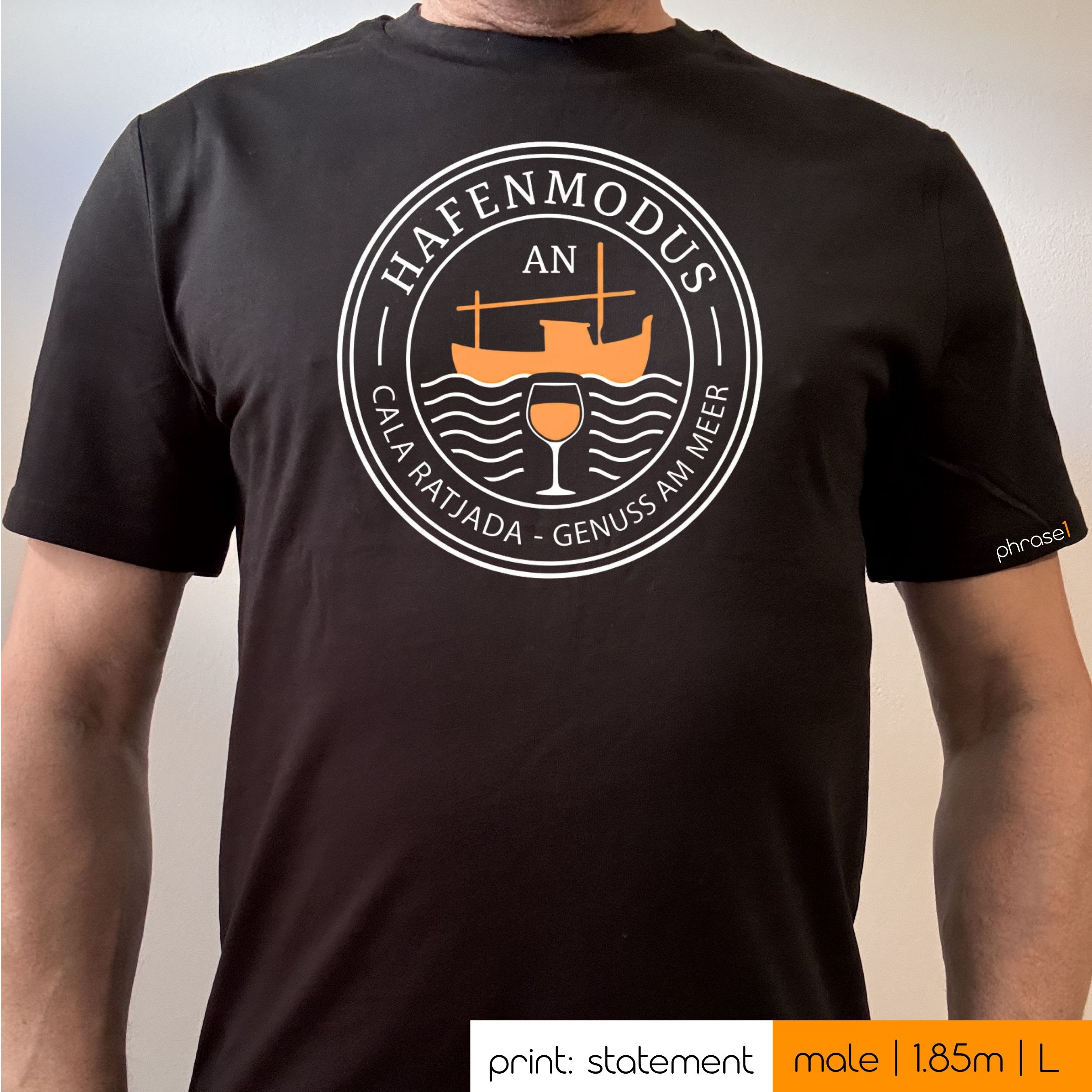 Premium T-Shirt mit Spruch "hafenmodus an. cala ratjada. genuss am meer." und Visual