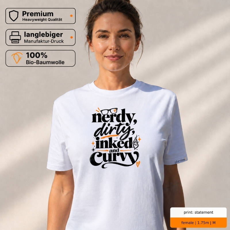 Premium T-Shirt „nerdy, dirty, inked and curvy.“ – Retro Statement