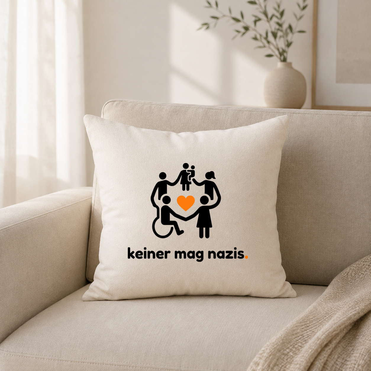 Kissenhülle „keiner mag nazis.“