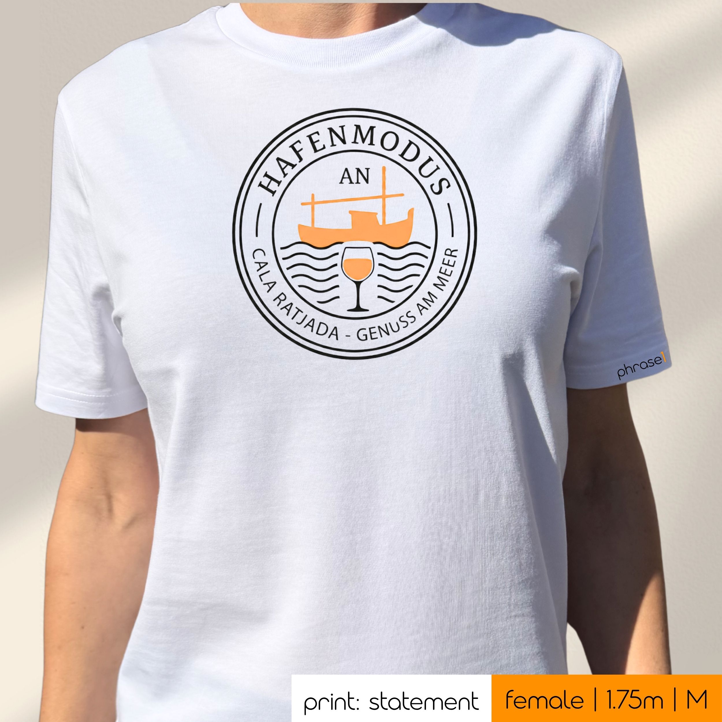 Premium T-Shirt mit Spruch "hafenmodus an. cala ratjada. genuss am meer." und Visual
