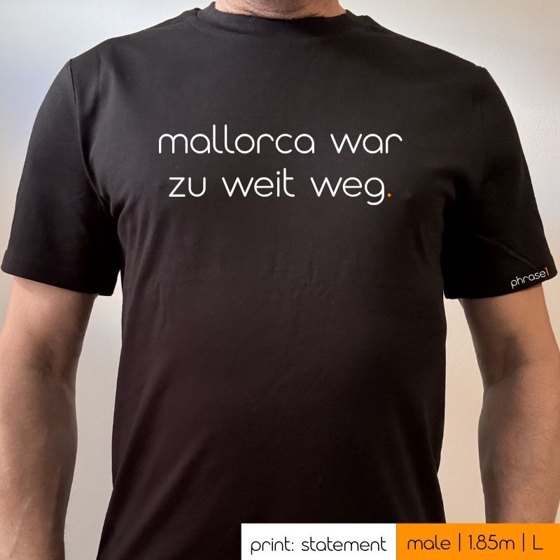 Premium T-Shirt mit Spruch „mallorca war zu weit weg." Premium T-Shirt mit Spruch „mallorca war zu weit weg."
