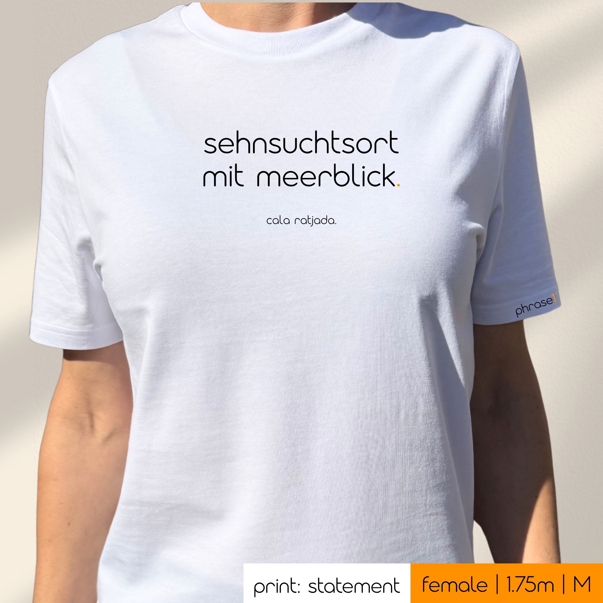 Premium T-Shirt mit Spruch "sehnsuchtsort mit meerblick. cala ratjada."