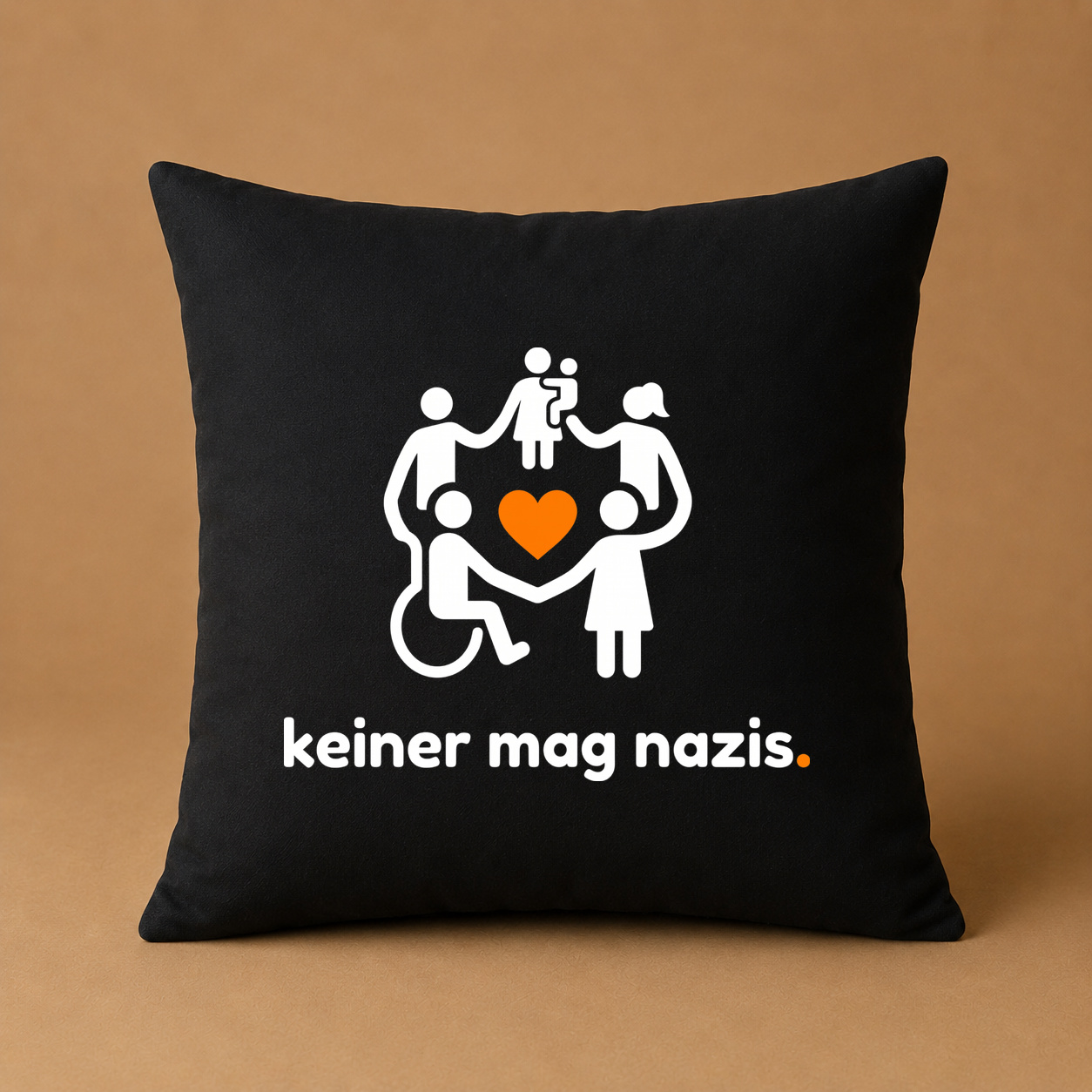 Kissenhülle „keiner mag nazis.“