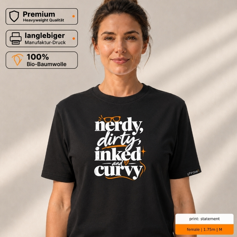 Premium T-Shirt „nerdy, dirty, inked and curvy.“ – Retro Statement Premium T-Shirt „nerdy, dirty, inked and curvy.“ – Retro Statement