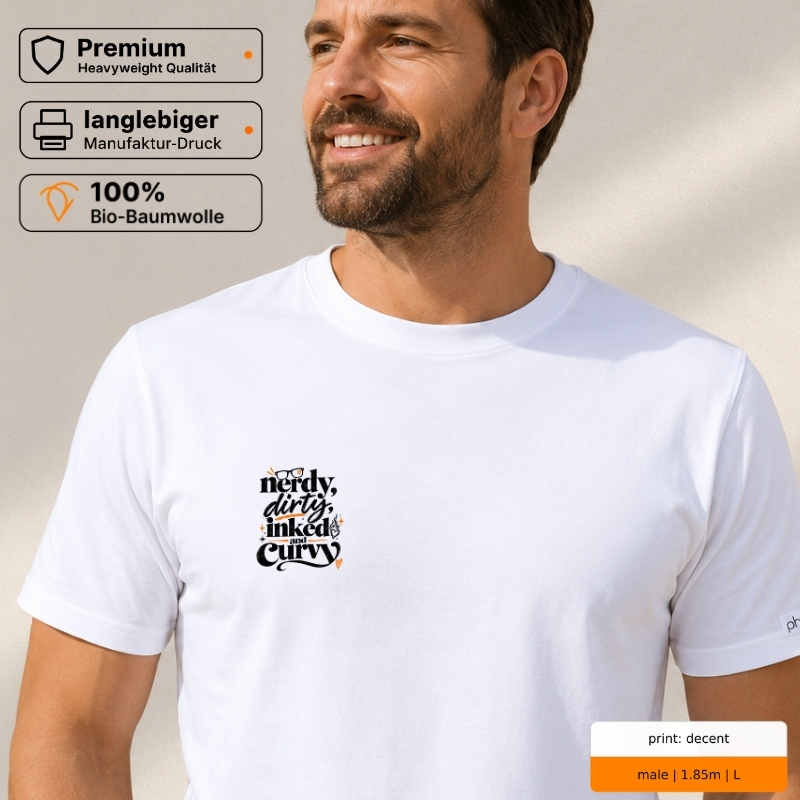 Premium T-Shirt „nerdy, dirty, inked and curvy.“ – Retro Statement