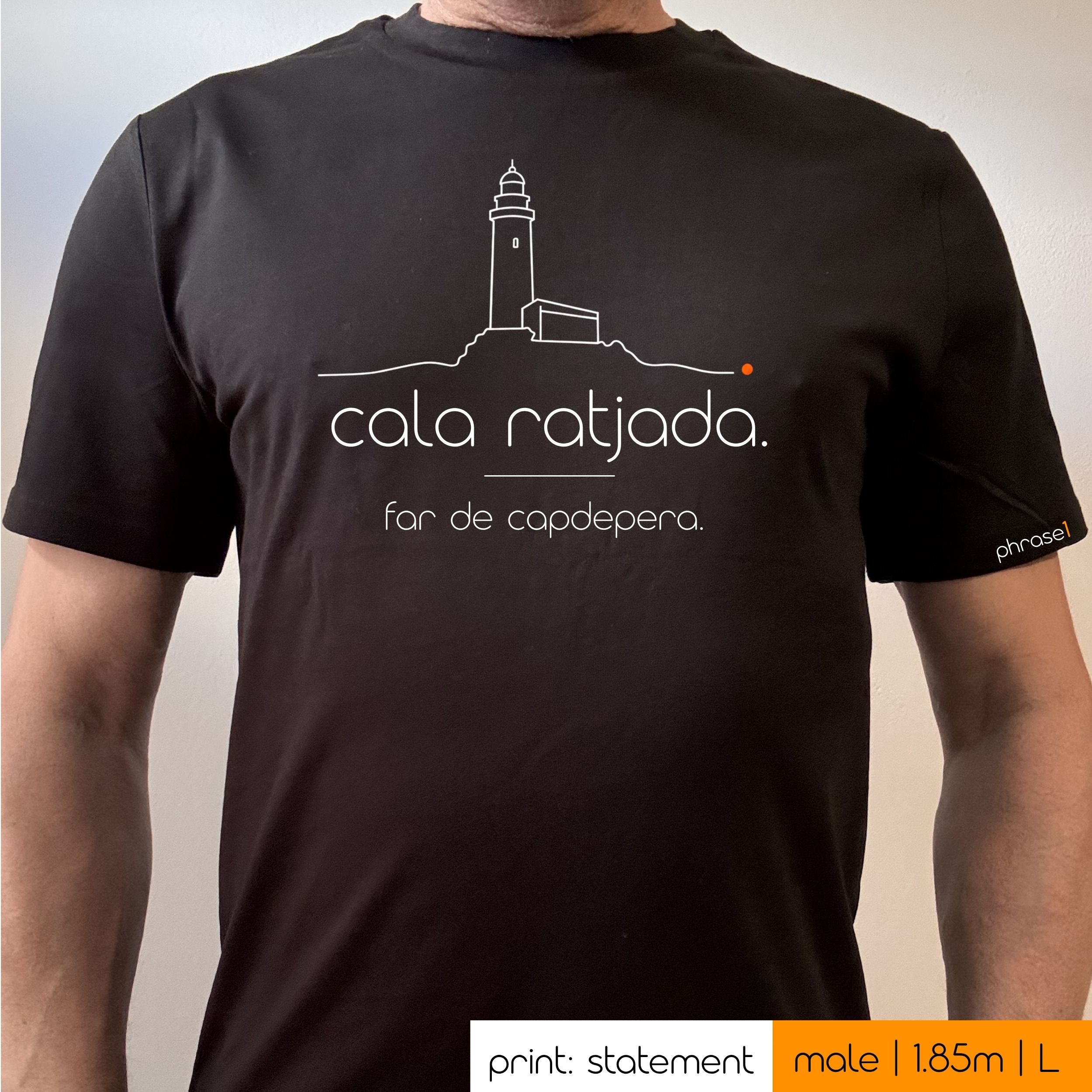 Premium T-Shirt mit Spruch "cala ratjada. far de capdepera." und Visual Leuchtturm Premium T-Shirt mit Spruch "cala ratjada. far de capdepera." und Visual Leuchtturm