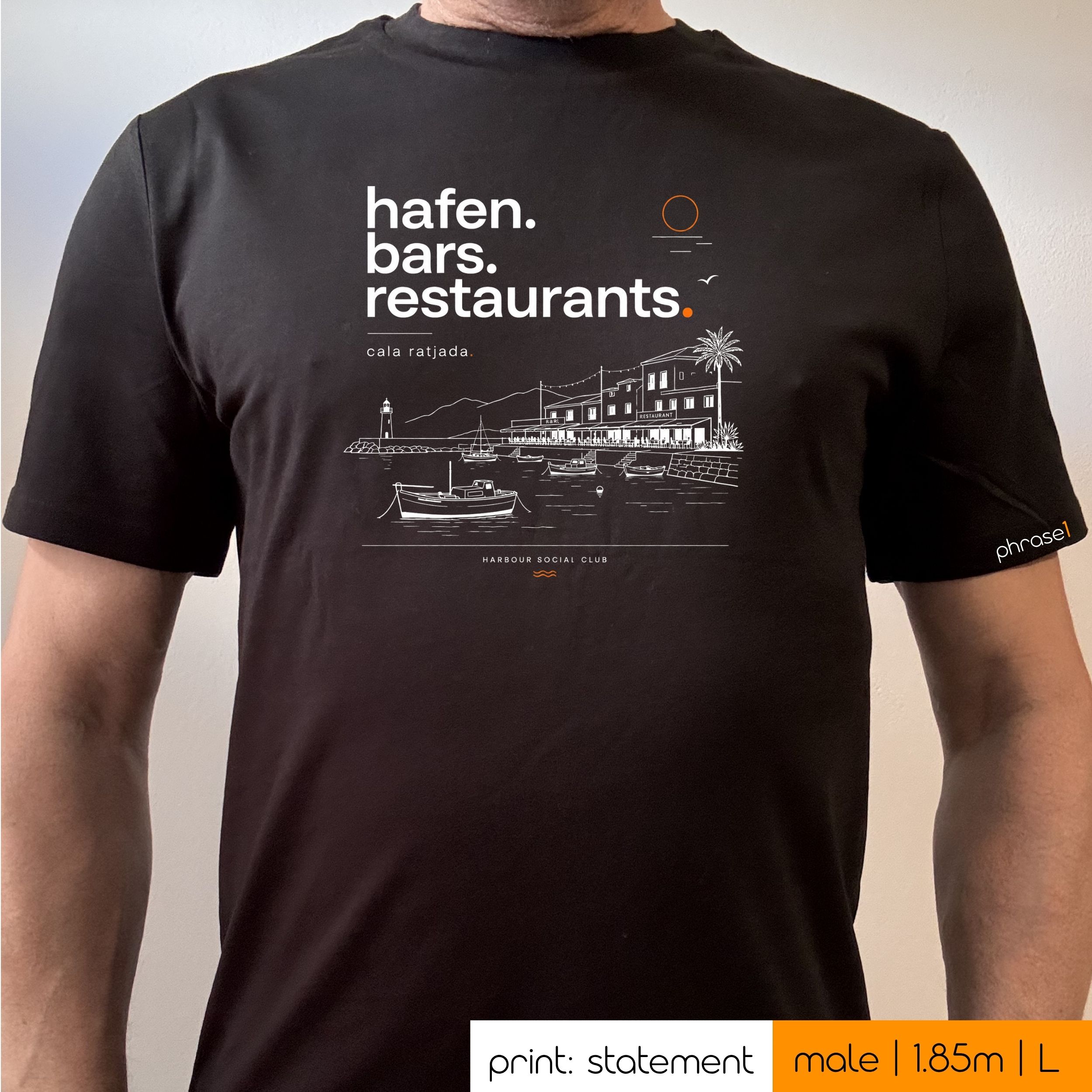 Premium T-Shirt mit Spruch "hafen. bars. restaurants." – Cala Ratjada." und Visual Premium T-Shirt mit Spruch "hafen. bars. restaurants." – Cala Ratjada." und Visual
