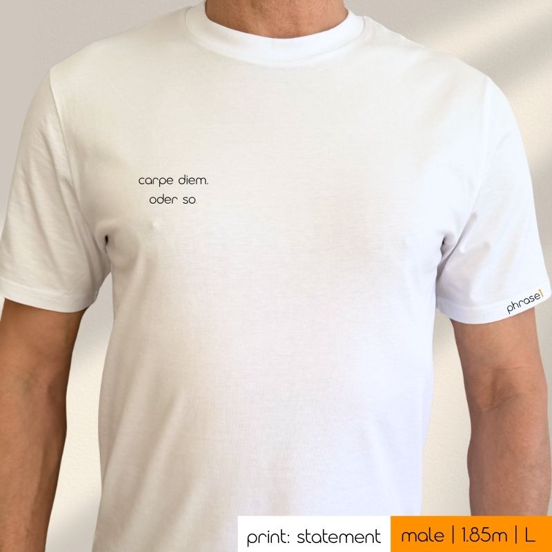 Premium T-Shirt mit Spruch „carpe diem. oder so.“