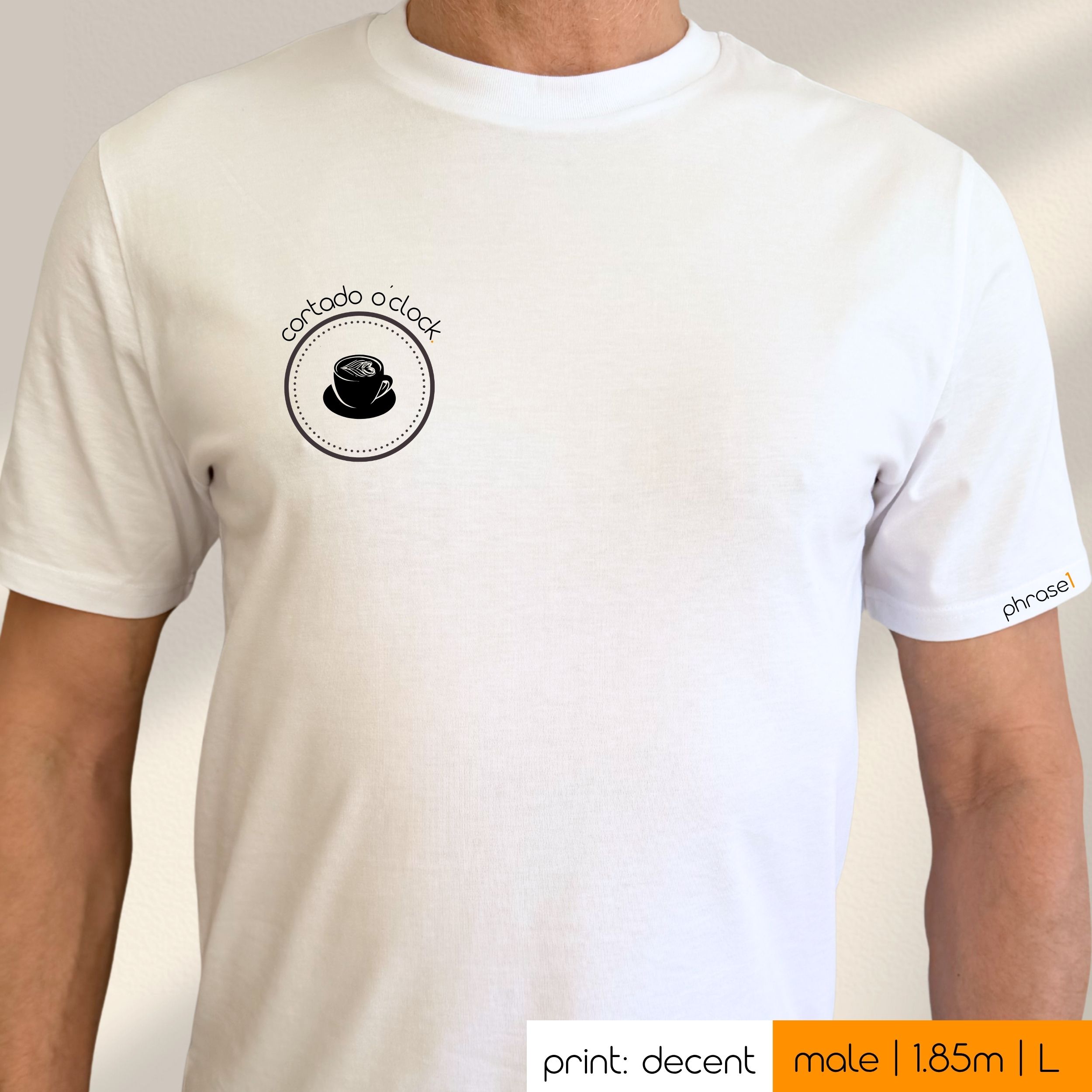 Premium T-Shirt mit Sruch "cortado o’clock" und Visual Café Cortado