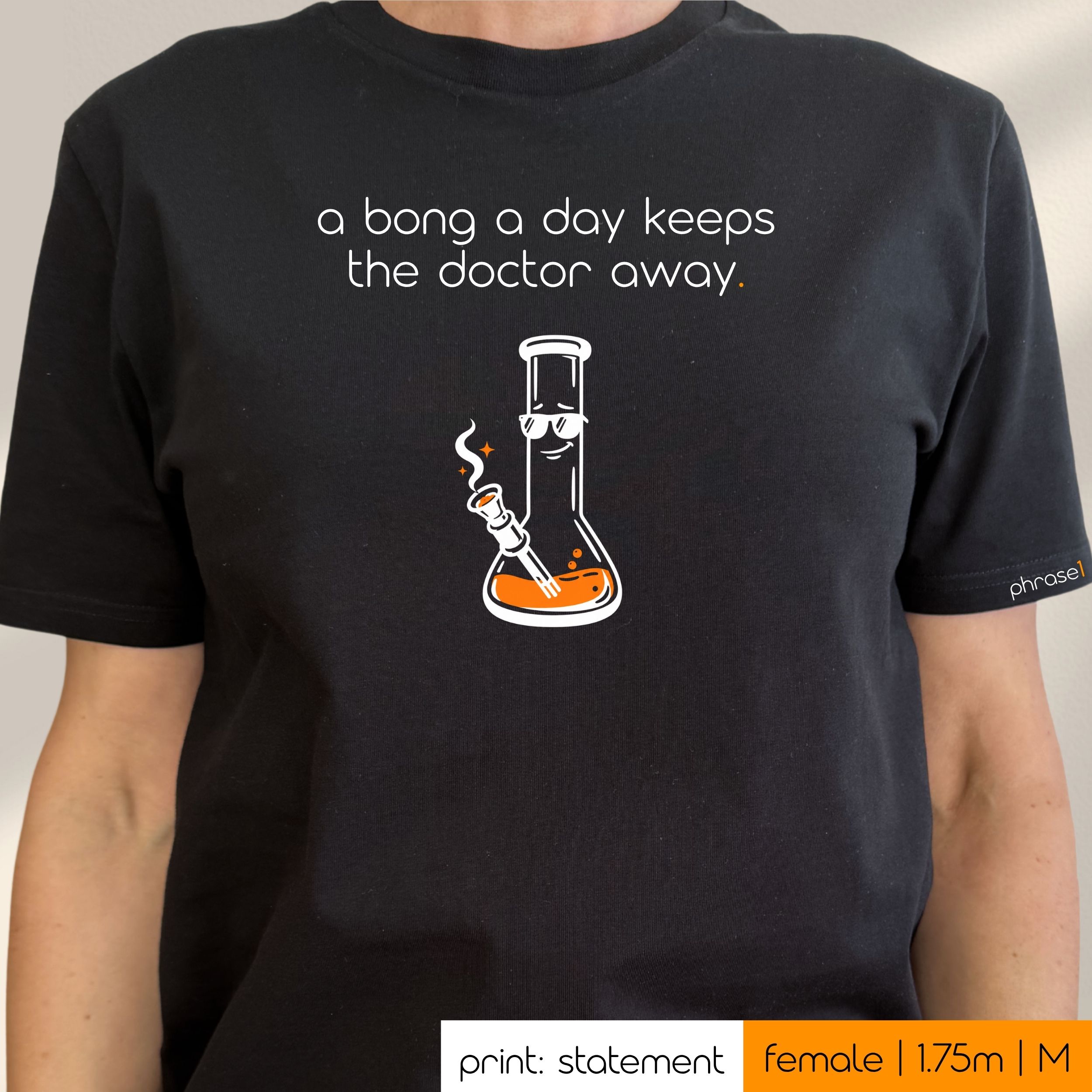 Premium T-Shirt mit Spruch „a bong a day keeps the doctor away.“ und Visual Bong Premium T-Shirt mit Spruch „a bong a day keeps the doctor away.“ und Visual Bong