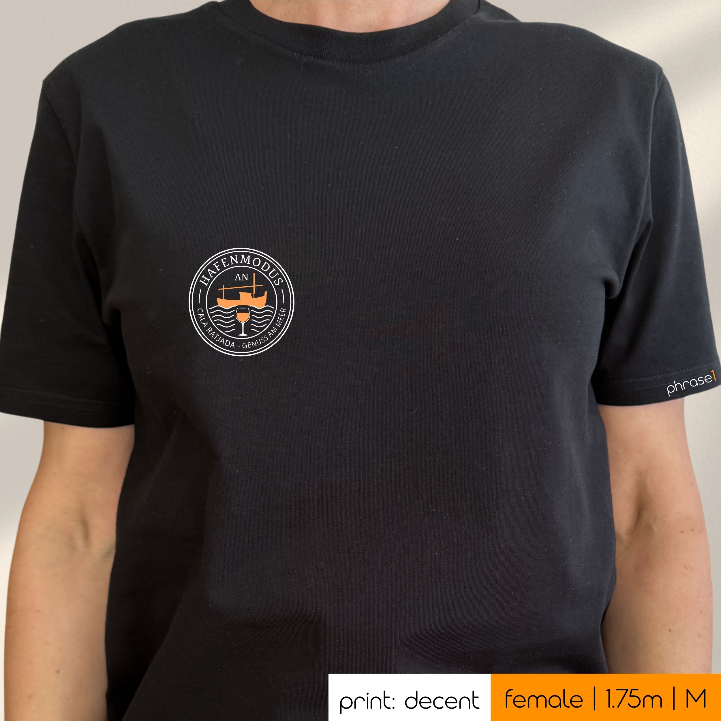 Premium T-Shirt mit Spruch "hafenmodus an. cala ratjada. genuss am meer." und Visual