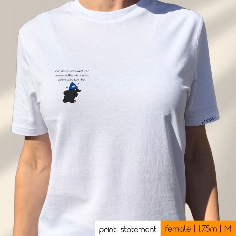 Premium T-Shirt mit Spruch „vom kleinen maulwurf, der wissen wollte, wer ihm ins gehirn geschissen hat." mit Visual