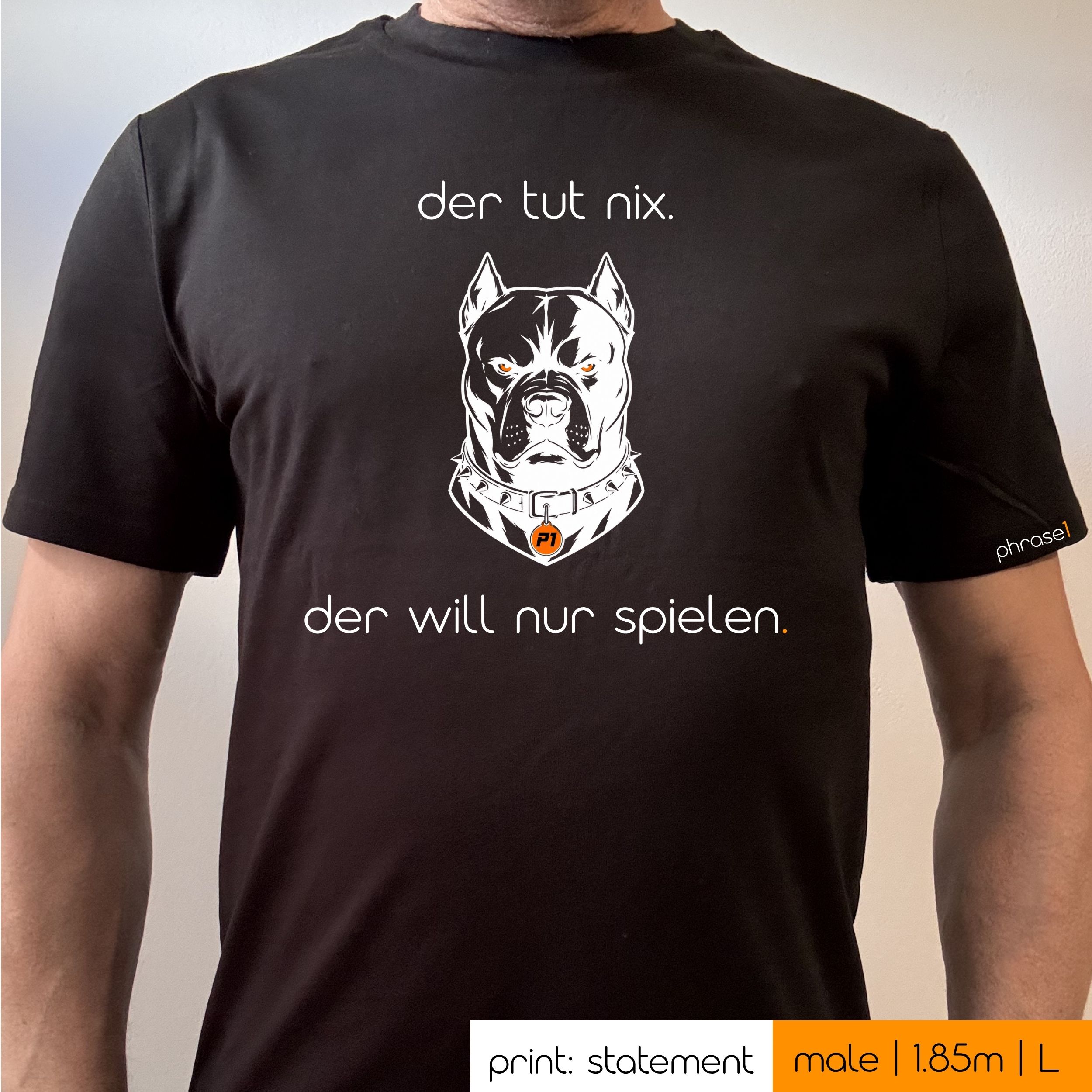 Premium T-Shirt mit Visual Pitbull und Spruch „der tut nix. der will nur spielen.“ Premium T-Shirt mit Visual Pitbull und Spruch „der tut nix. der will nur spielen.“
