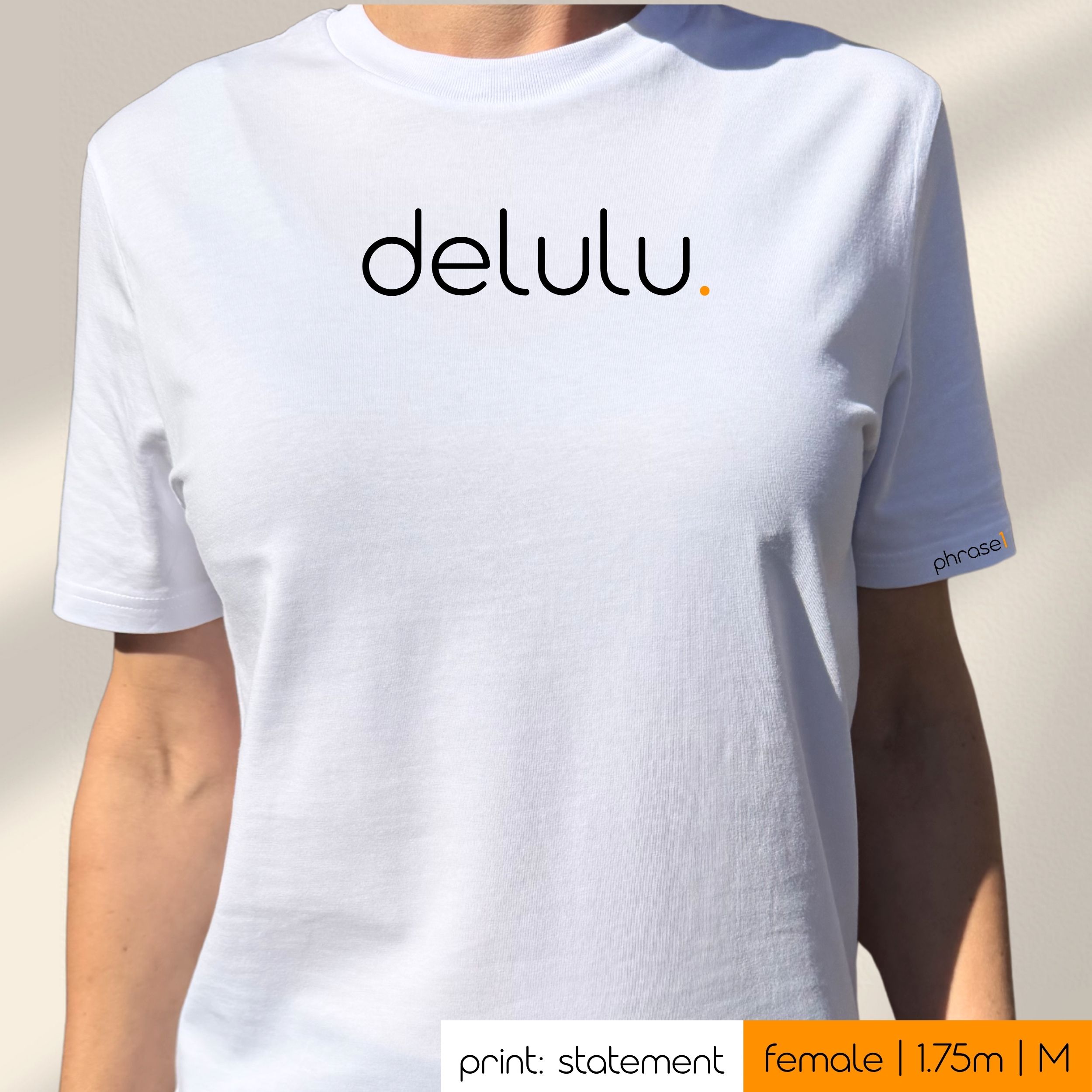 Premium T-Shirt mit Spruch "delulu."