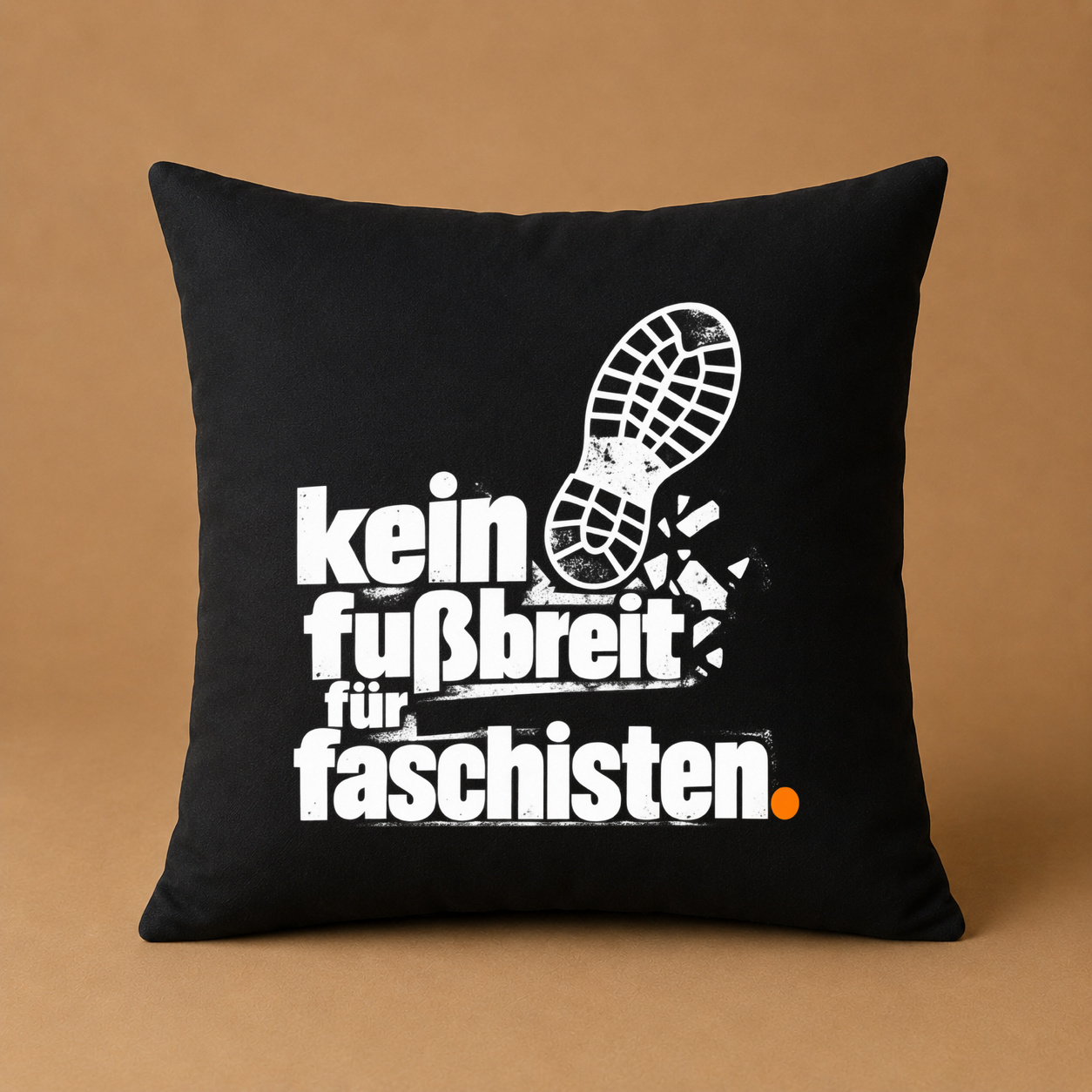Kissenhülle „kein fußbreit für faschisten.“