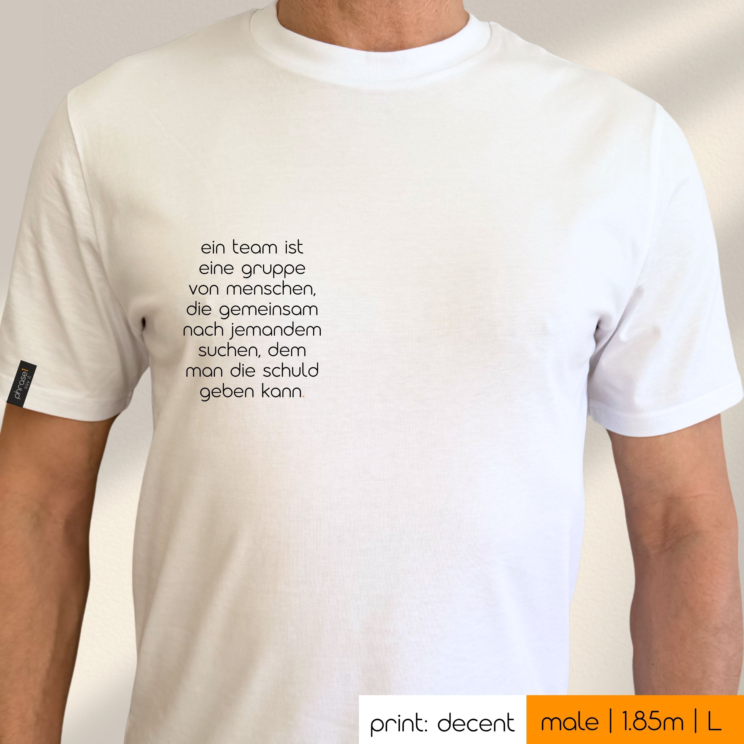 Premium T-Shirt mit Spruch "ein team ist eine gruppe von menschen, die gemeinsam nach jemandem suchen, dem man die schuld geben kann."