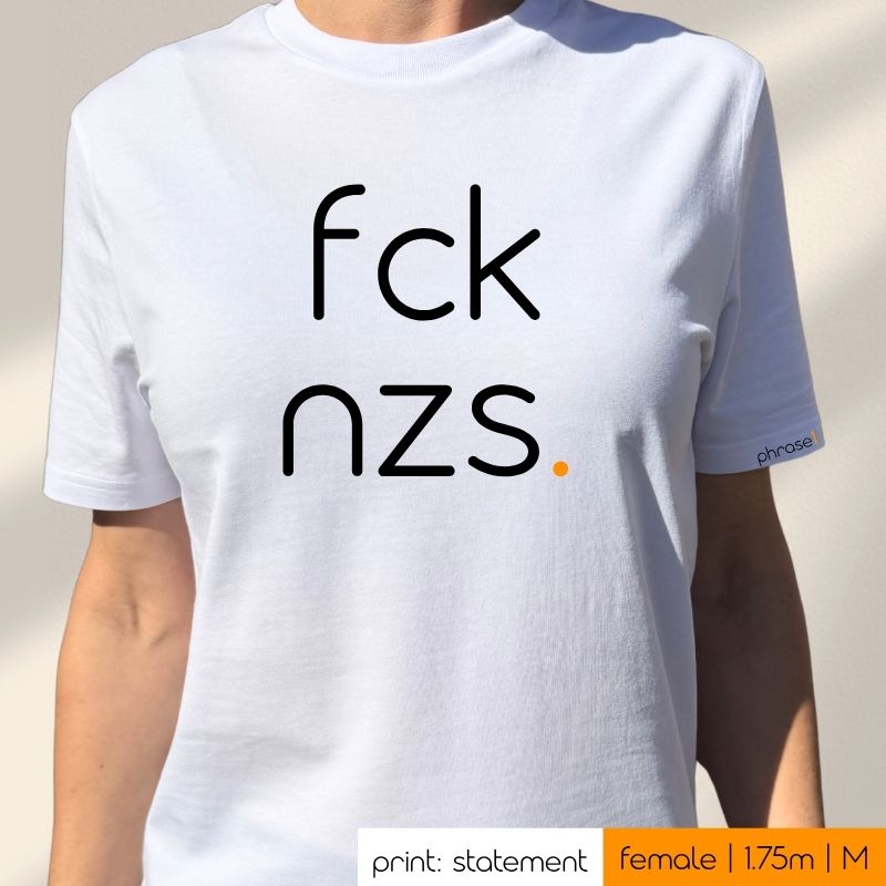 Premium T-Shirt mit Spruch "fck nzs."
