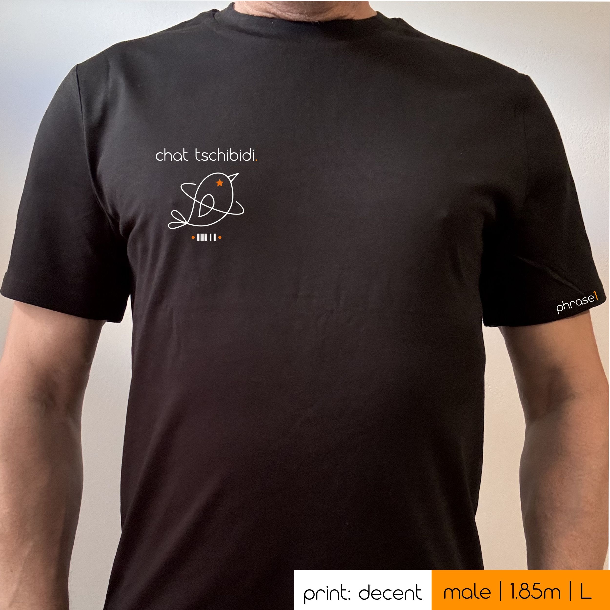 Premium T-Shirt mit Spruch "chat tschibidi." und Visual Vögelchen Premium T-Shirt mit Spruch "chat tschibidi." und Visual Vögelchen