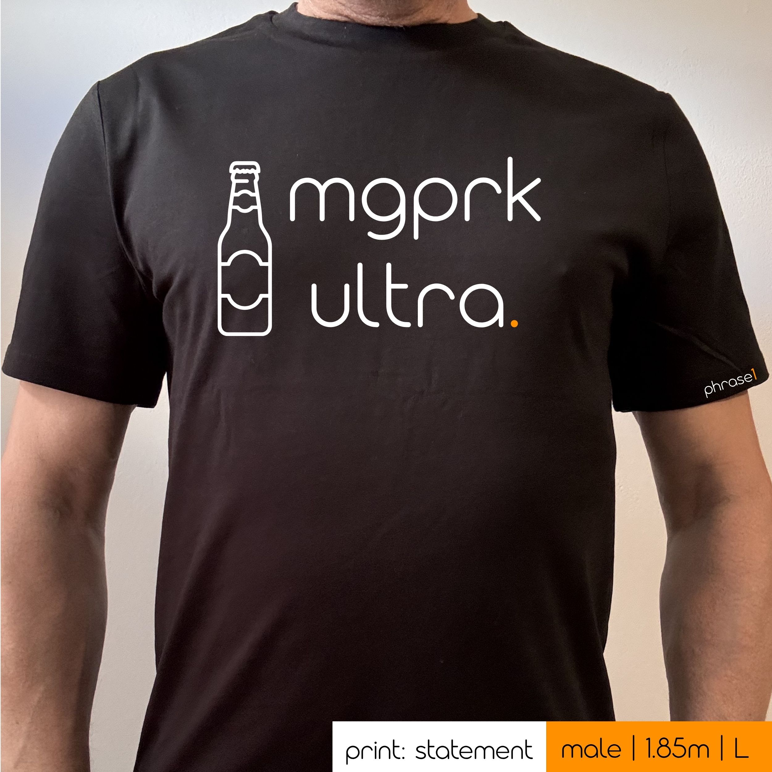 Premium T-Shirt mit Spruch "mgprk ultra" und Visual Bierflasche Premium T-Shirt mit Spruch "mgprk ultra" und Visual Bierflasche