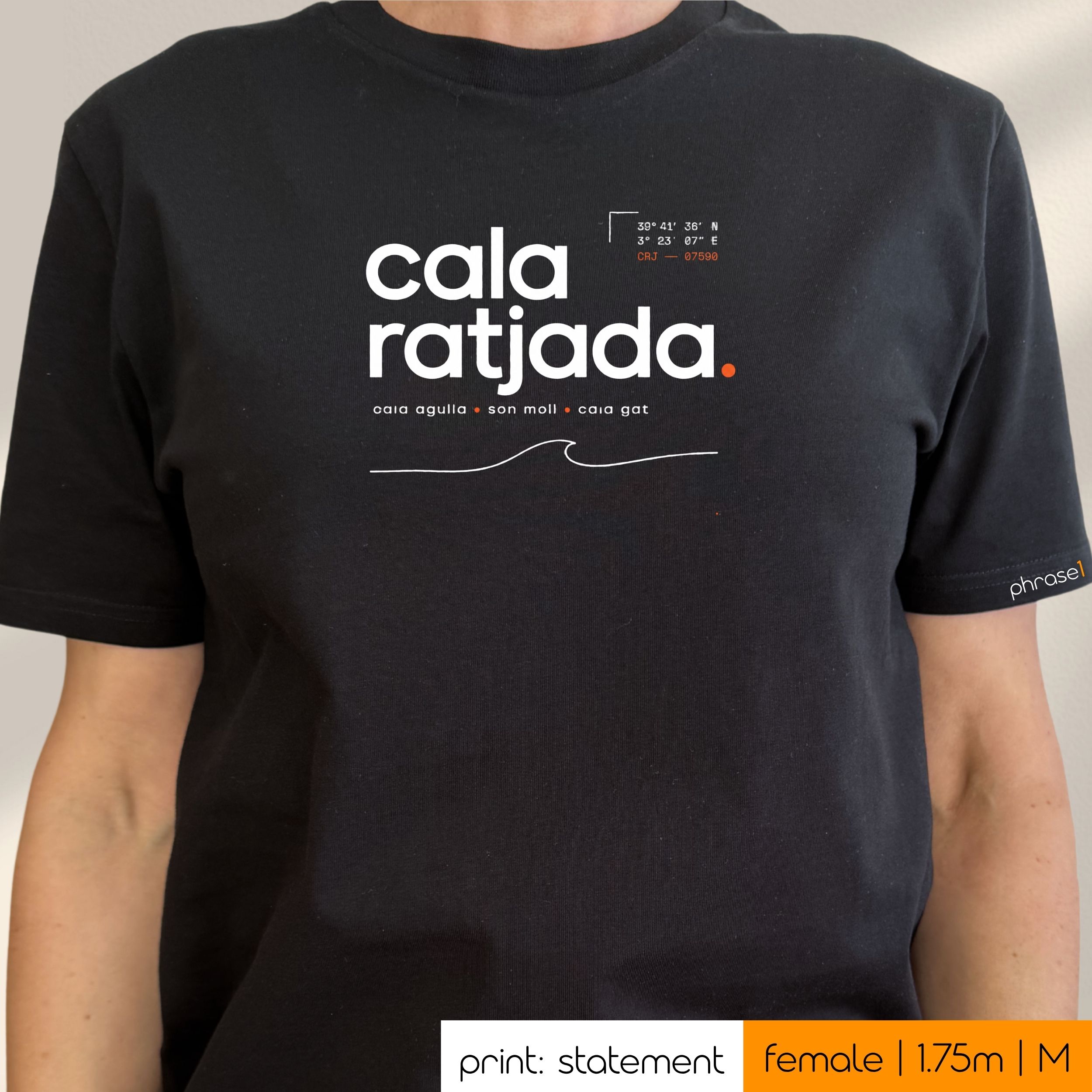 Premium T-Shirt mit Vsiual "Cala Ratjada Koordinaten" Premium T-Shirt mit Vsiual "Cala Ratjada Koordinaten"