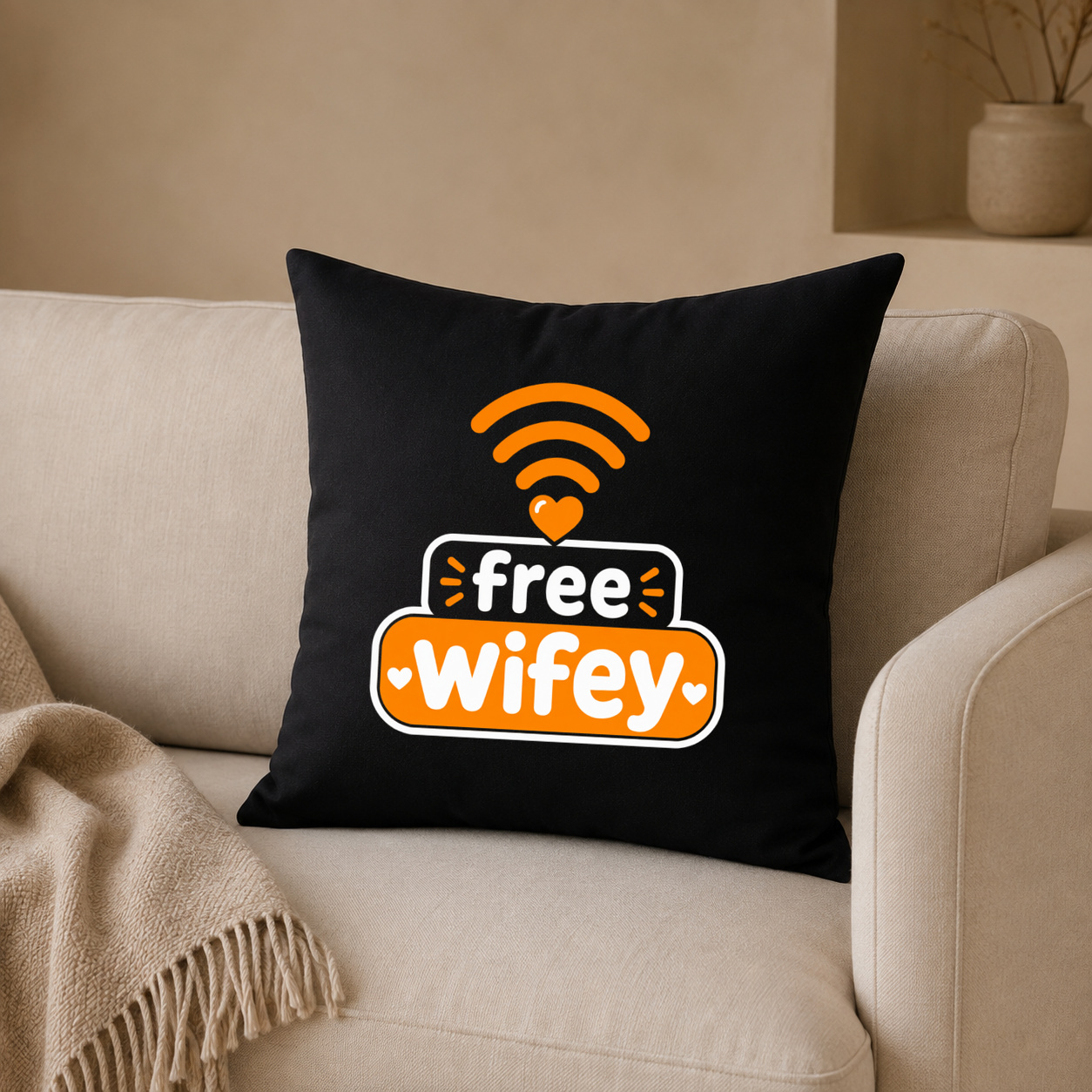 Kissenhülle mit „free wifey.“ Statement