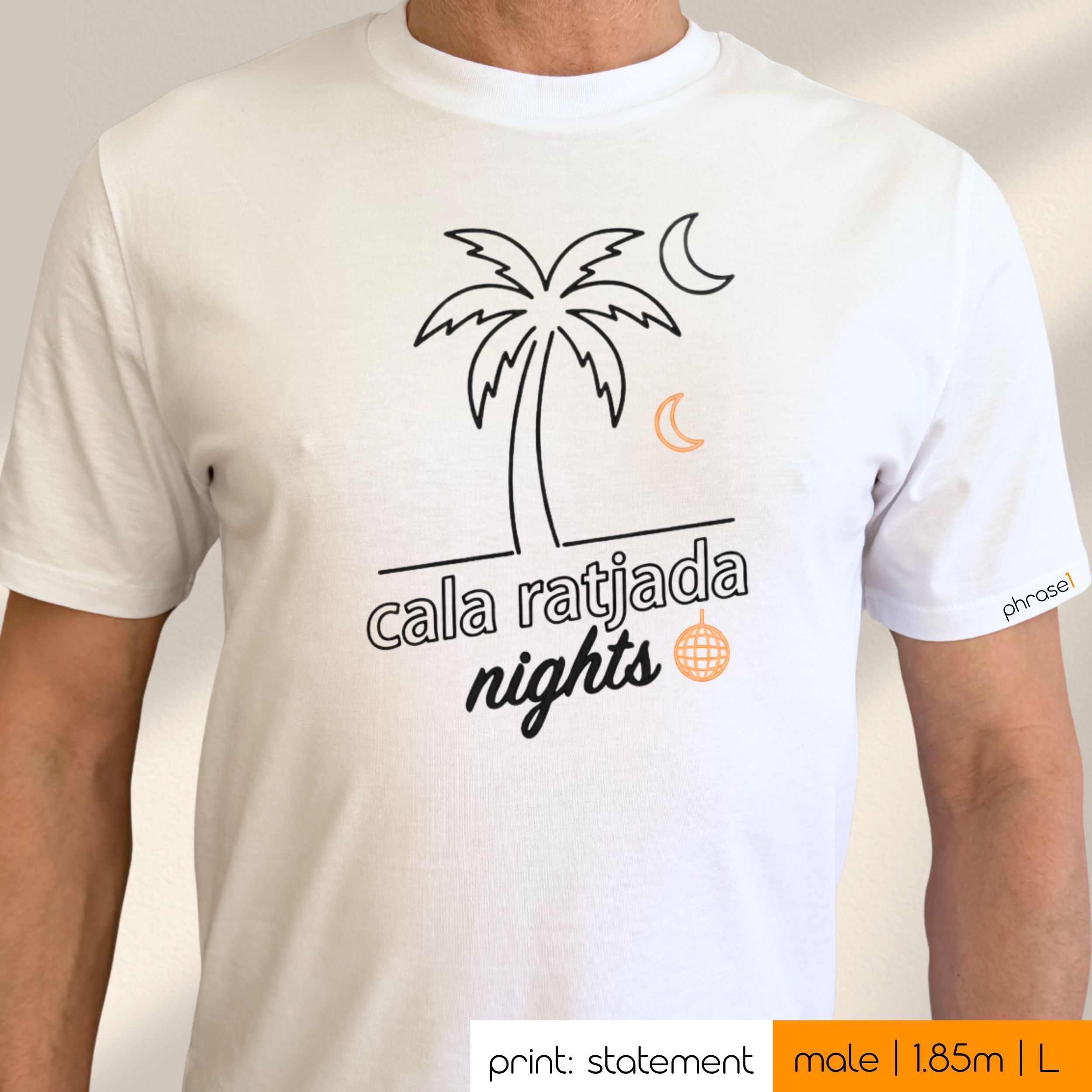Premium T-Shirt mit Spruch "cala ratjada nights." und Visual. Premium T-Shirt mit Spruch "cala ratjada nights." und Visual.