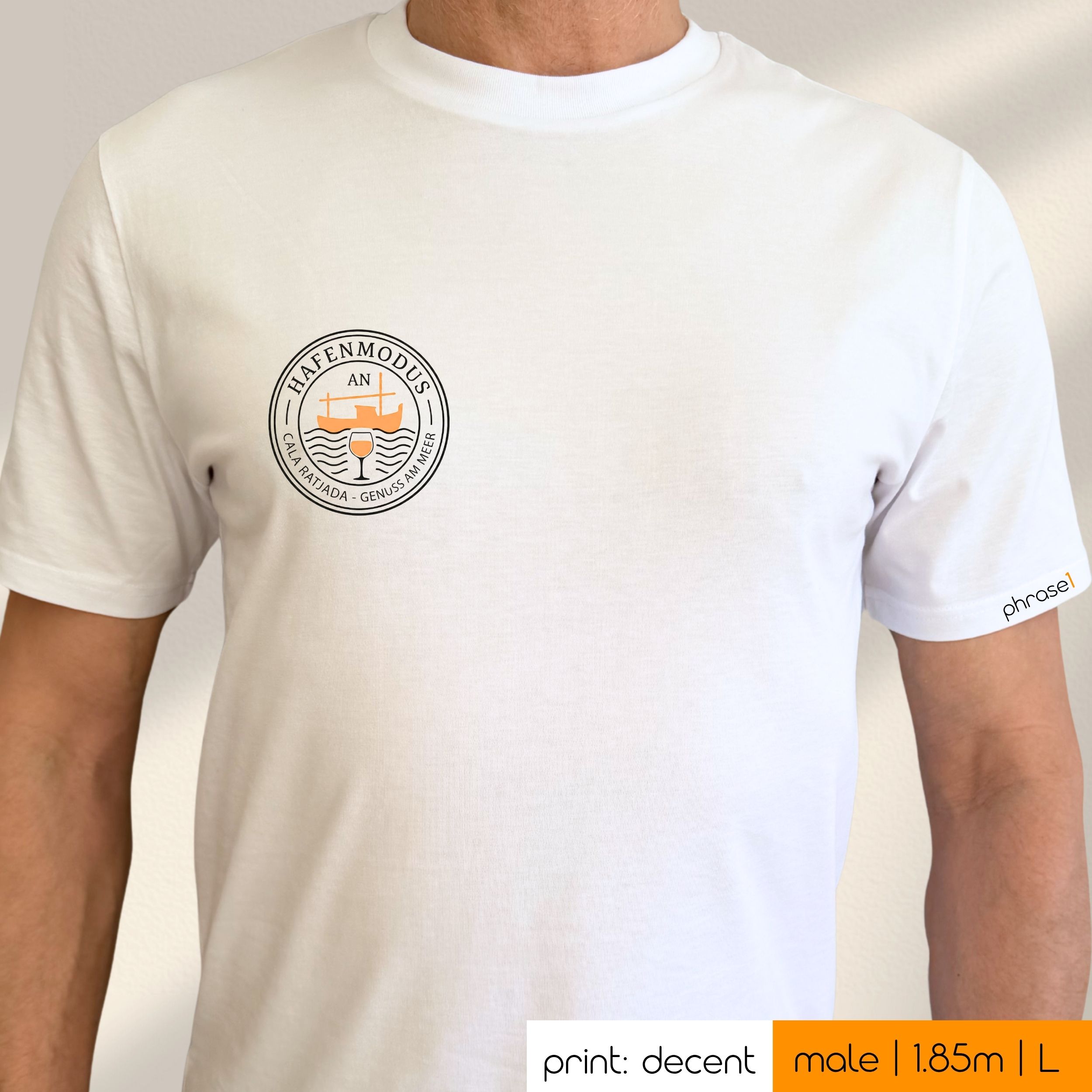 Premium T-Shirt mit Spruch "hafenmodus an. cala ratjada. genuss am meer." und Visual