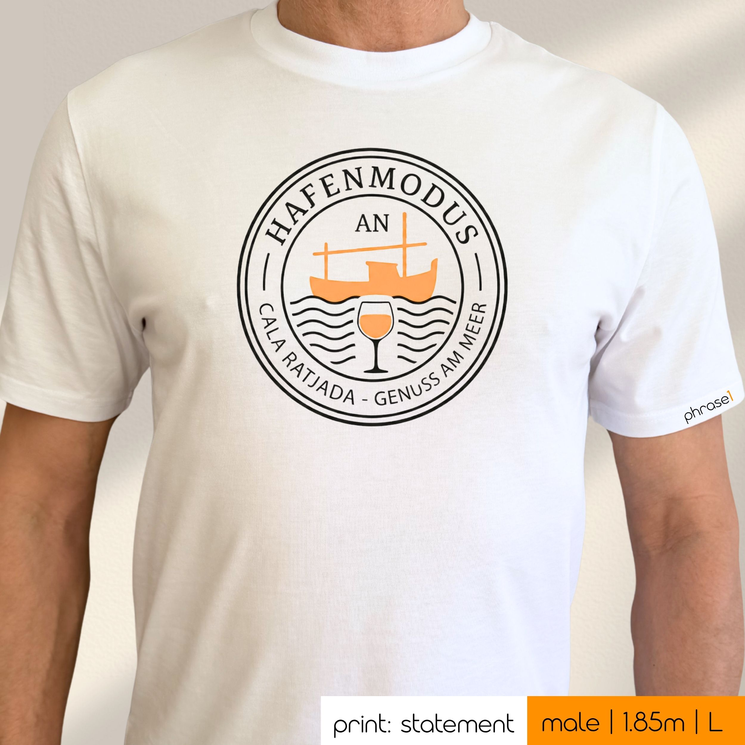 Premium T-Shirt mit Spruch "hafenmodus an. cala ratjada. genuss am meer." und Visual