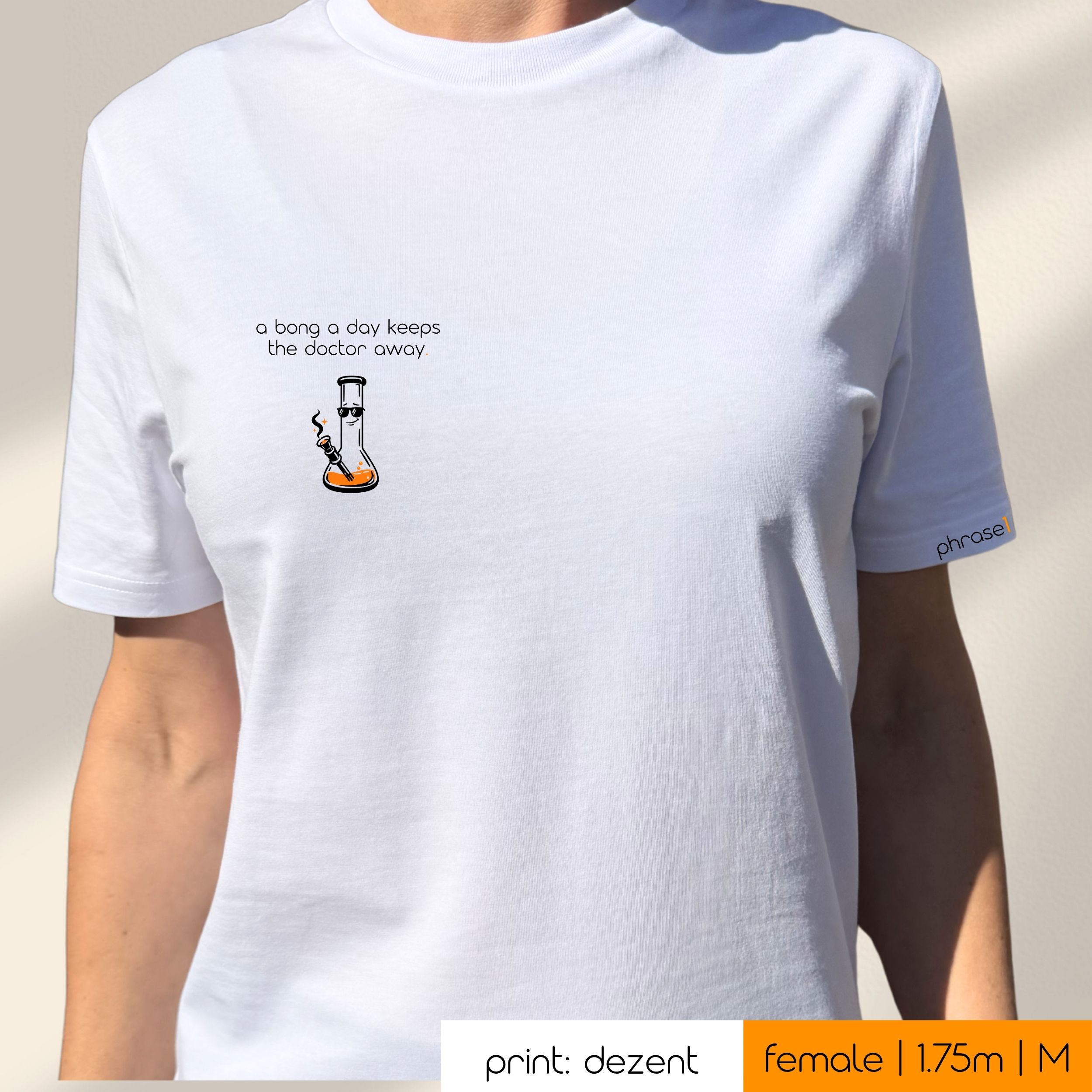 Premium T-Shirt mit Spruch „a bong a day keeps the doctor away.“ und Visual Bong Premium T-Shirt mit Spruch „a bong a day keeps the doctor away.“ und Visual Bong