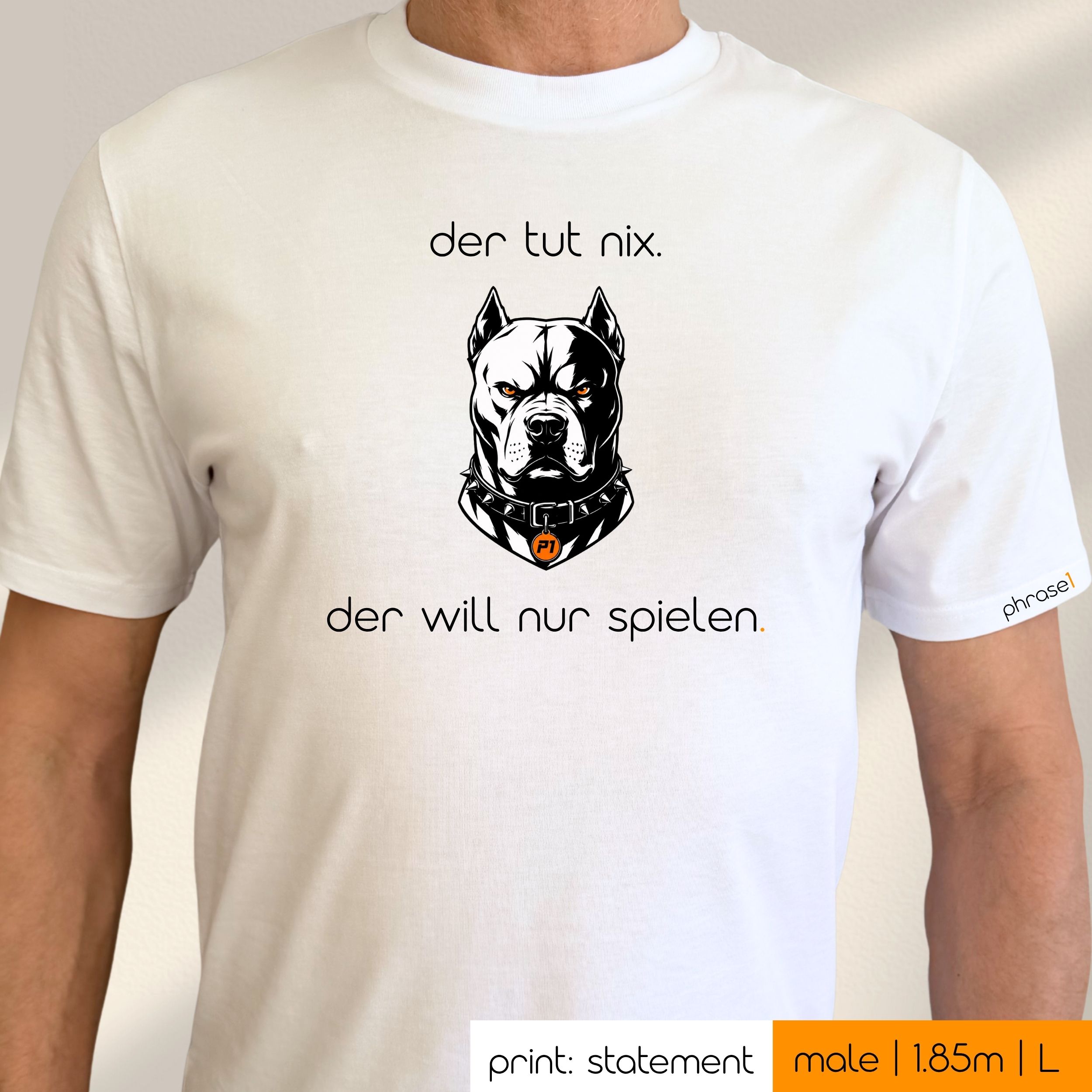 Premium T-Shirt mit Visual Pitbull und Spruch „der tut nix. der will nur spielen.“ Premium T-Shirt mit Visual Pitbull und Spruch „der tut nix. der will nur spielen.“