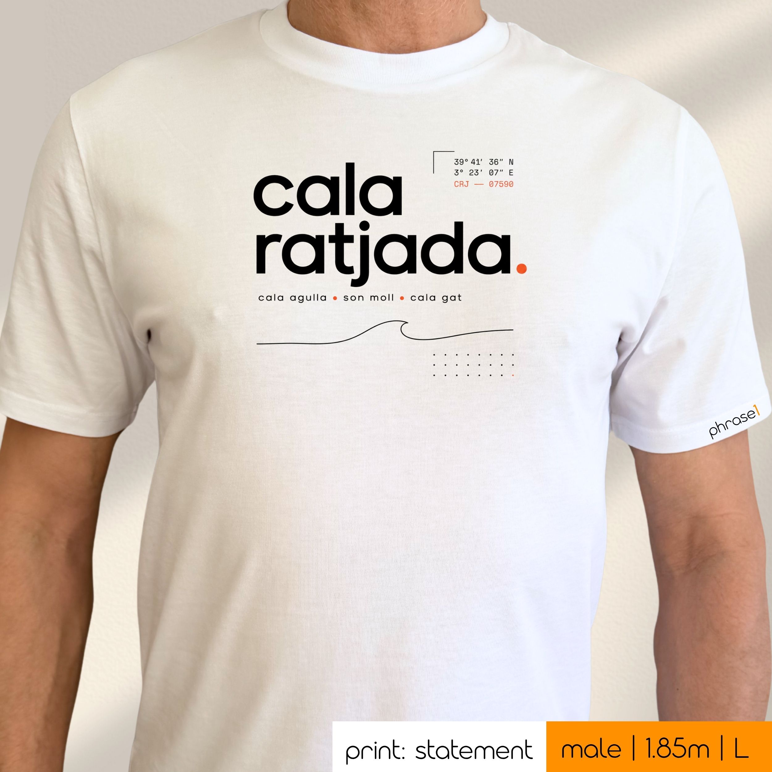 Premium T-Shirt mit Spruch "cala ratjada. cala agulla • son moll • cala gat" und Visual.