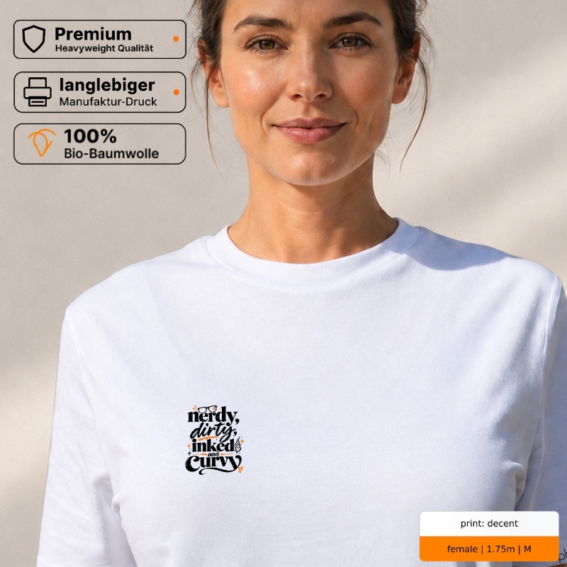 Premium T-Shirt „nerdy, dirty, inked and curvy.“ – Retro Statement