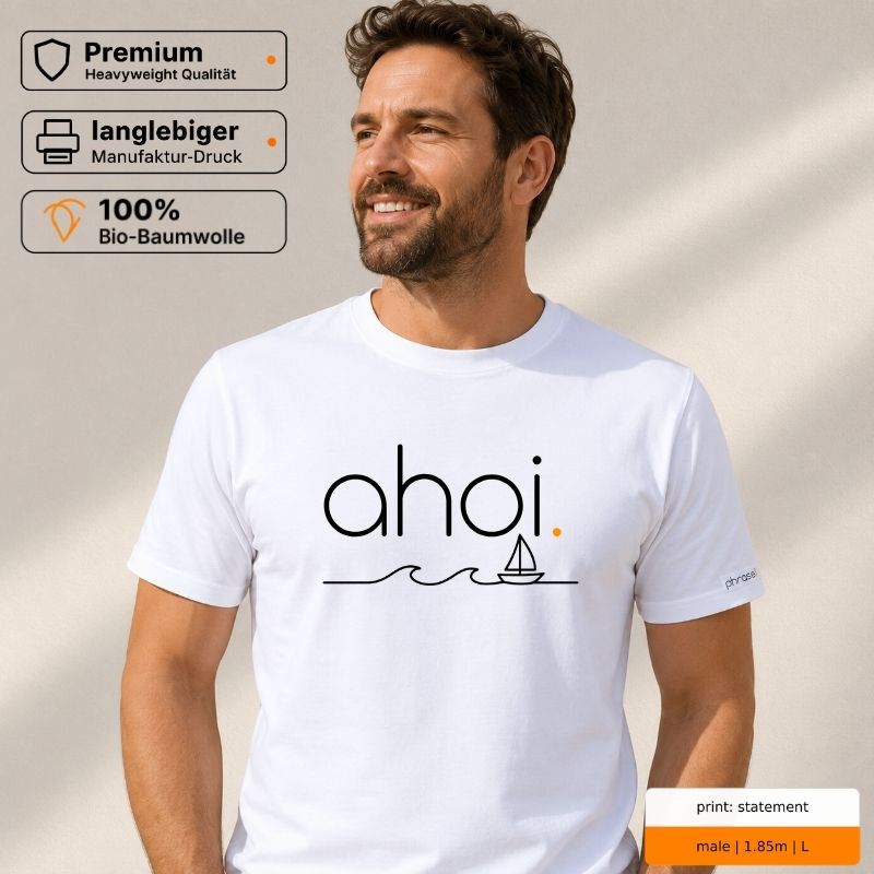 Premium T-Shirt mit „ahoi.“ Segelboot-Motiv Premium T-Shirt mit „ahoi.“ Segelboot-Motiv