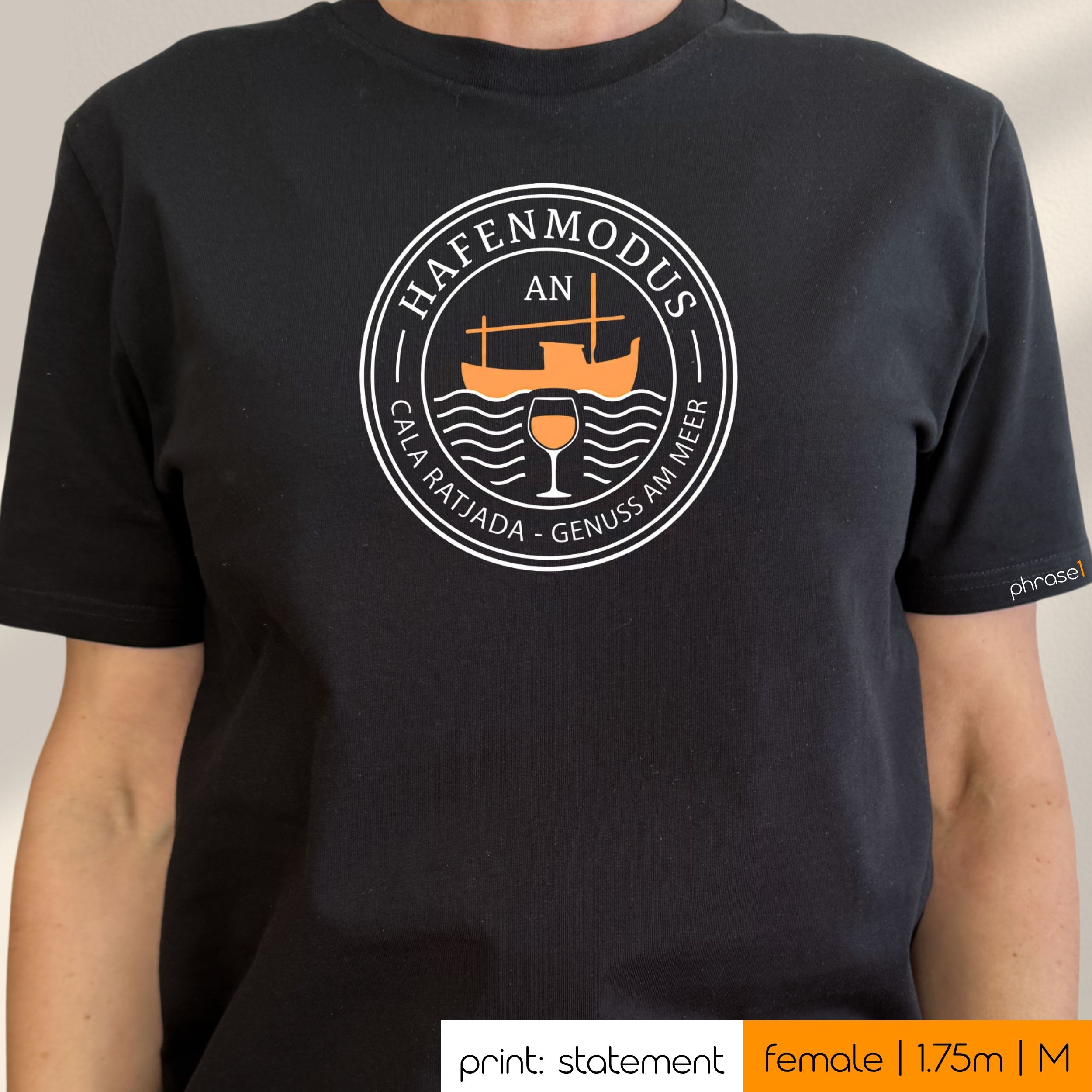 Premium T-Shirt mit Spruch "hafenmodus an. cala ratjada. genuss am meer." und Visual