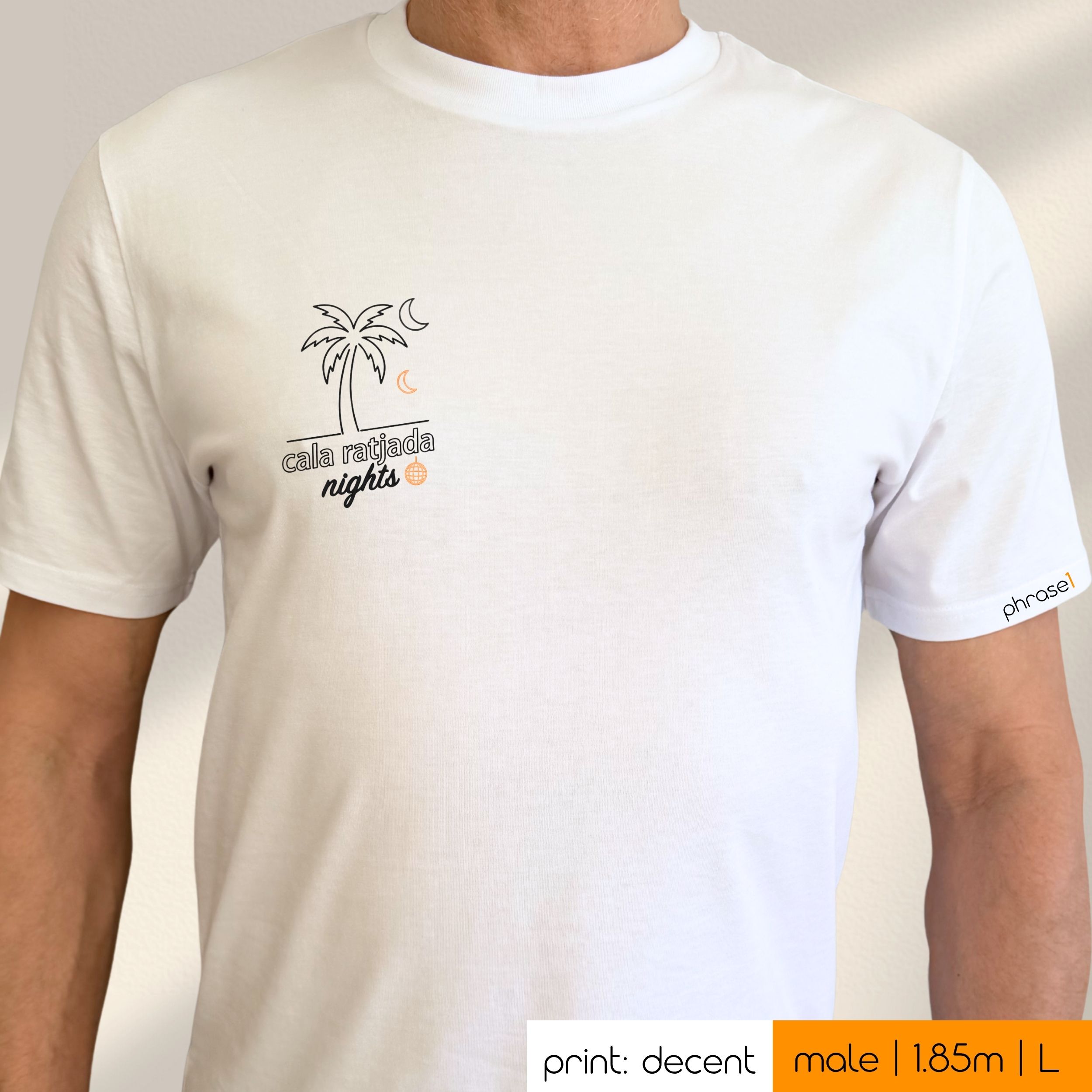 Premium T-Shirt mit Spruch "cala ratjada nights." und Visual. Premium T-Shirt mit Spruch "cala ratjada nights." und Visual.