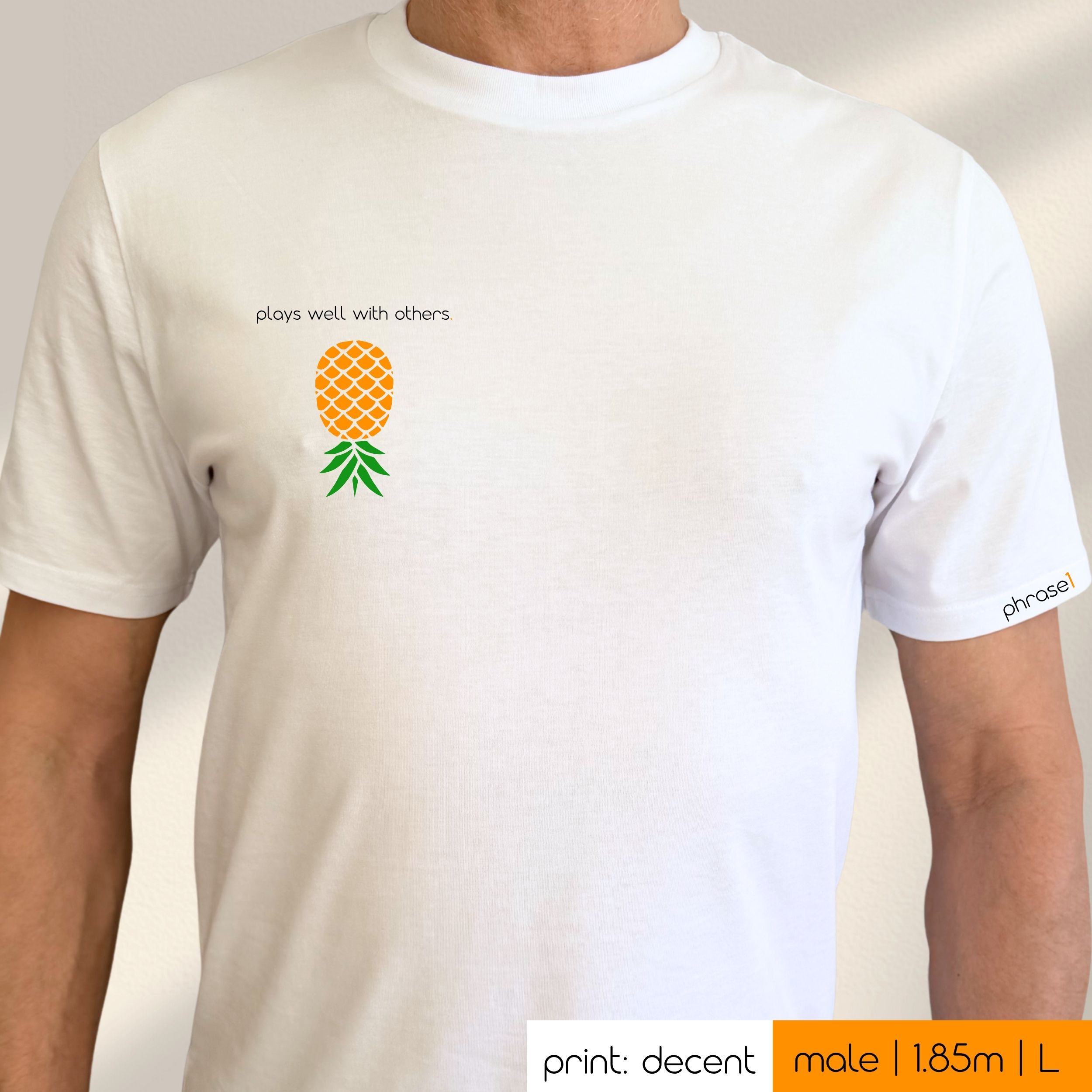 Premium T-Shirt mit Spruch "plays well with others." und Visual Ananas Premium T-Shirt mit Spruch "plays well with others." und Visual Ananas