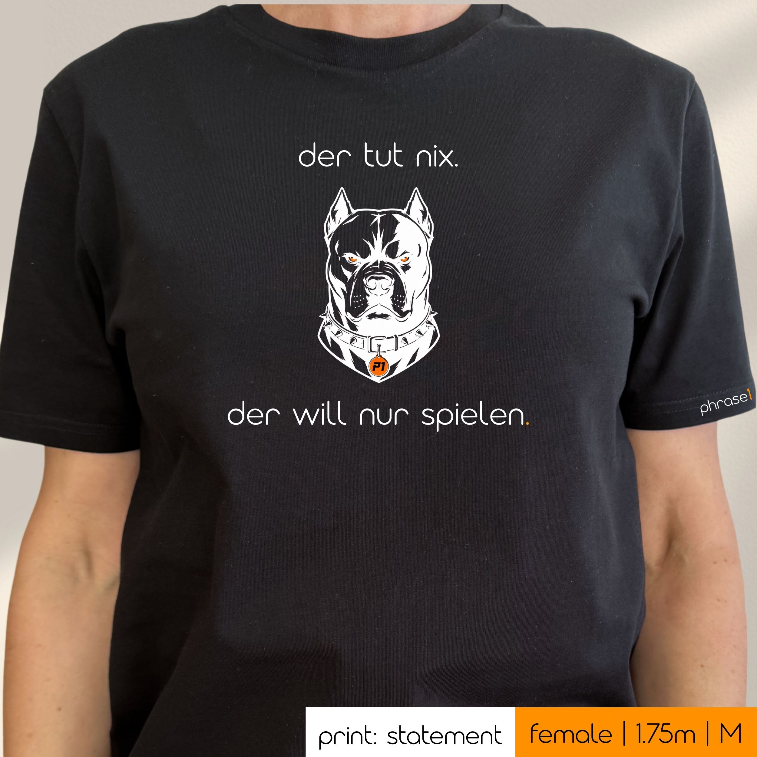 Premium T-Shirt mit Visual Pitbull und Spruch „der tut nix. der will nur spielen.“ Premium T-Shirt mit Visual Pitbull und Spruch „der tut nix. der will nur spielen.“