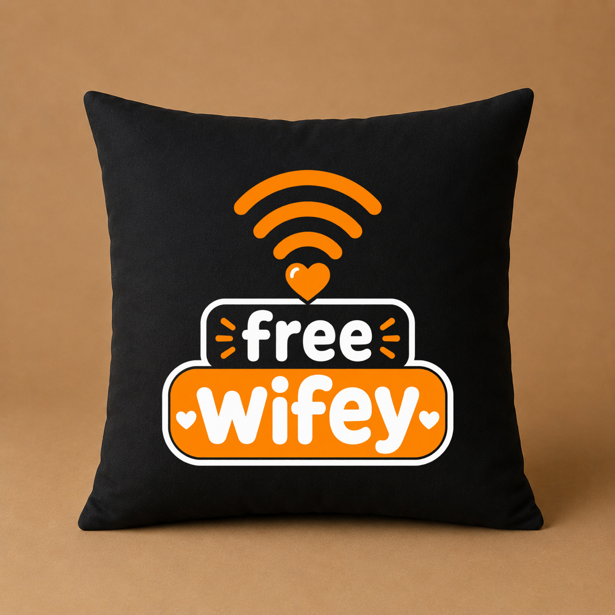 Kissenhülle mit „free wifey.“ Statement Kissenhülle mit „free wifey.“ Statement