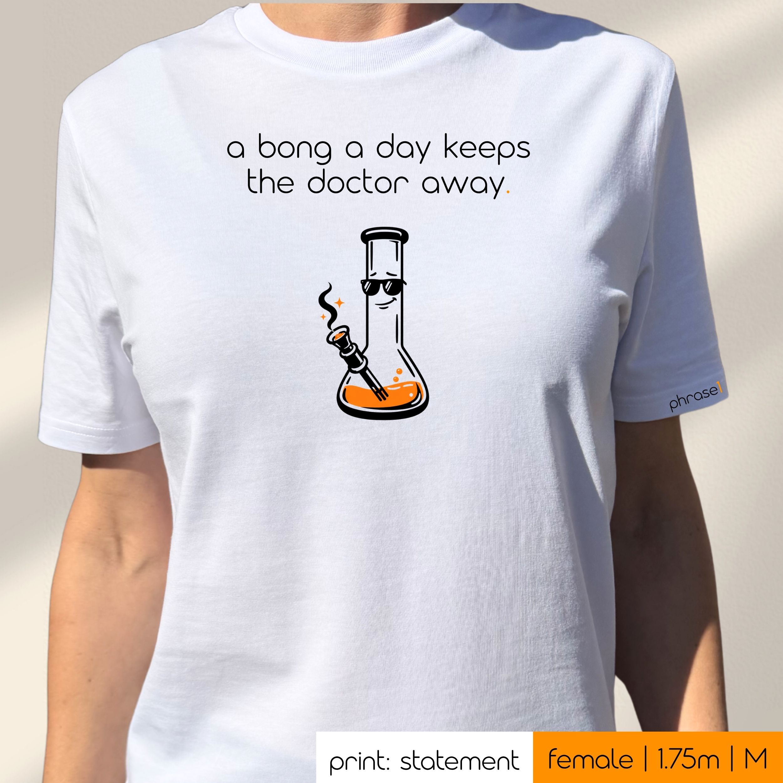 Premium T-Shirt mit Spruch „a bong a day keeps the doctor away.“ und Visual Bong Premium T-Shirt mit Spruch „a bong a day keeps the doctor away.“ und Visual Bong