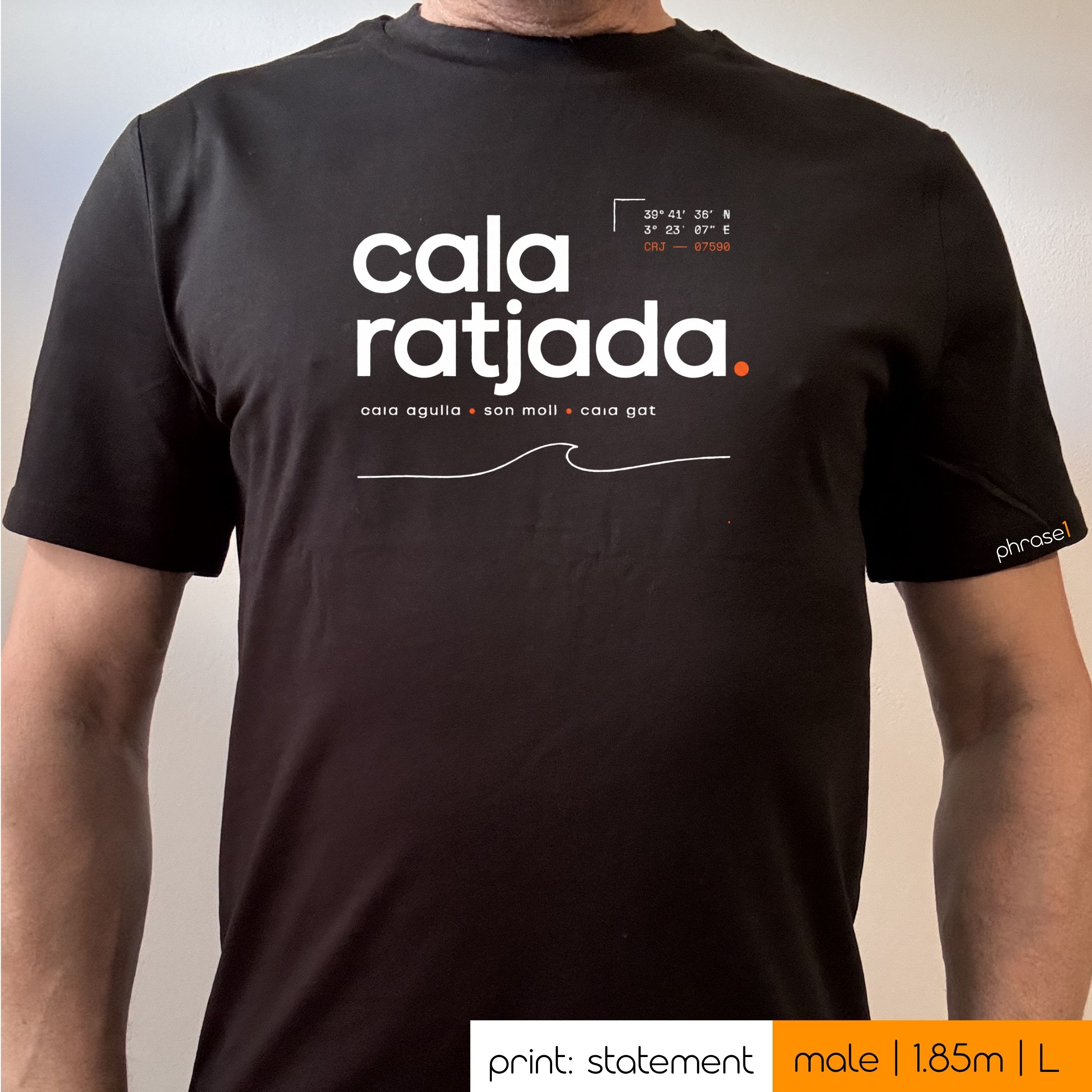 Premium T-Shirt mit Vsiual "Cala Ratjada Koordinaten" Premium T-Shirt mit Vsiual "Cala Ratjada Koordinaten"