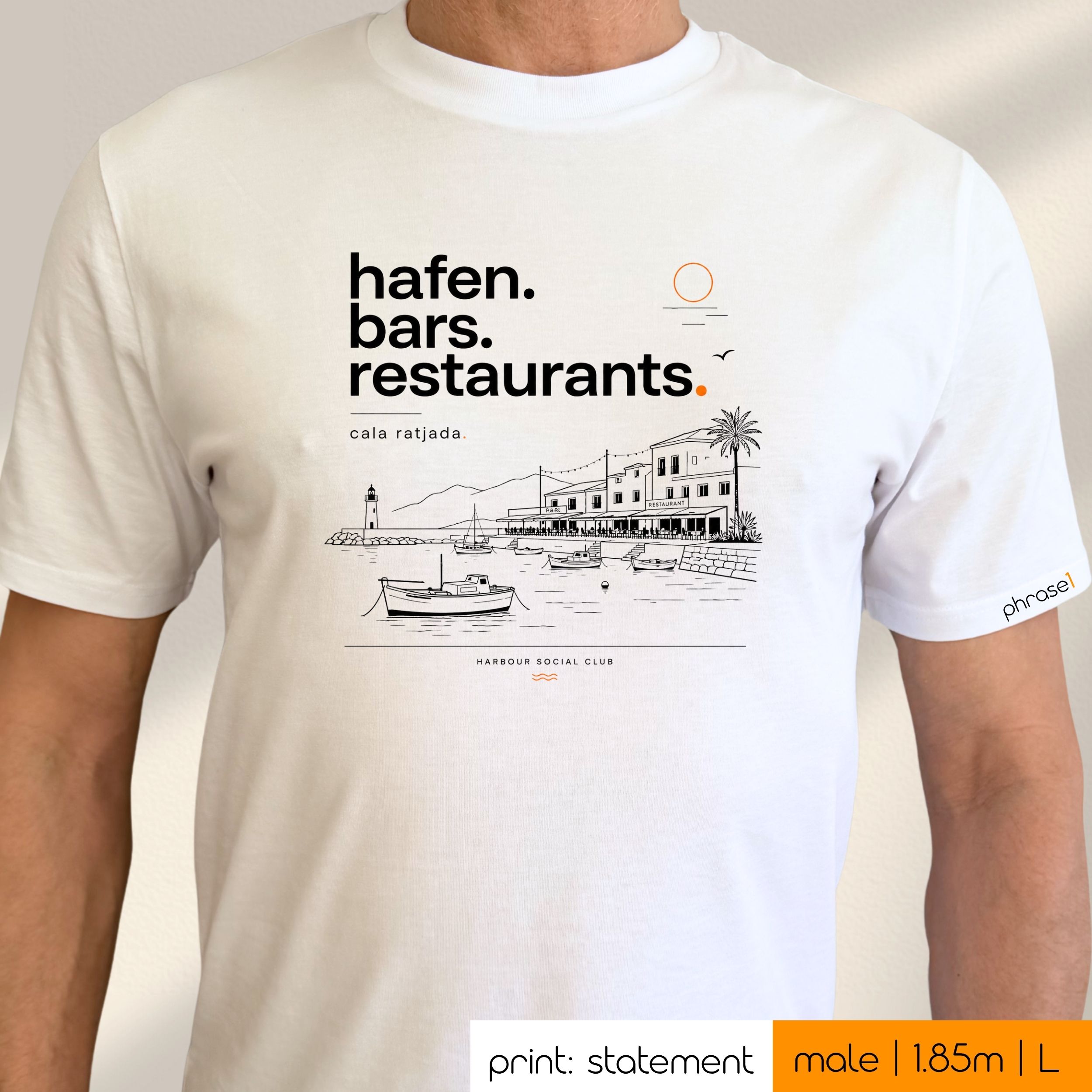 Premium T-Shirt mit Spruch "hafen. bars. restaurants." – Cala Ratjada." und Visual Premium T-Shirt mit Spruch "hafen. bars. restaurants." – Cala Ratjada." und Visual