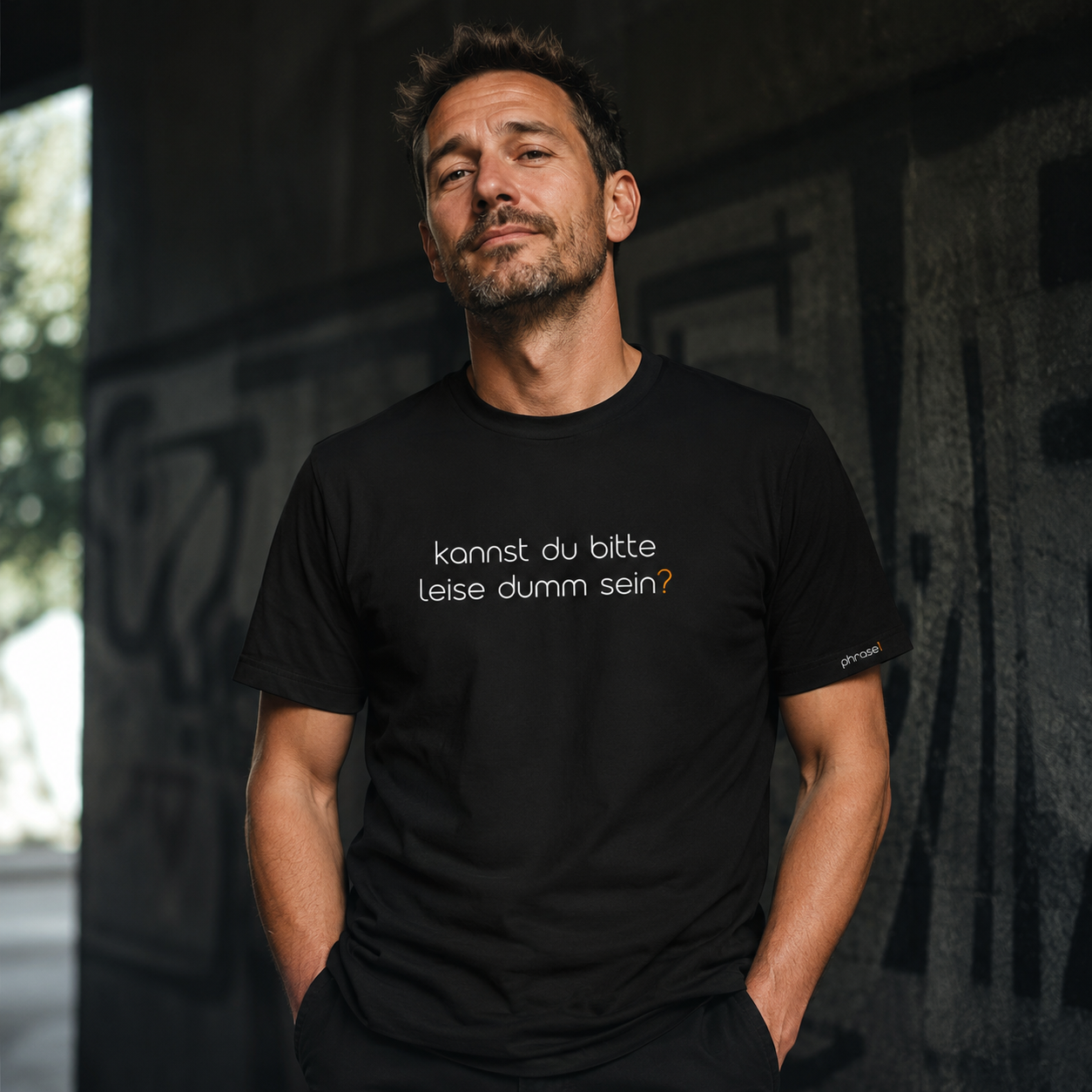 Premium T-Shirt mit Spruch "kannst du bitte leise dumm sein?"