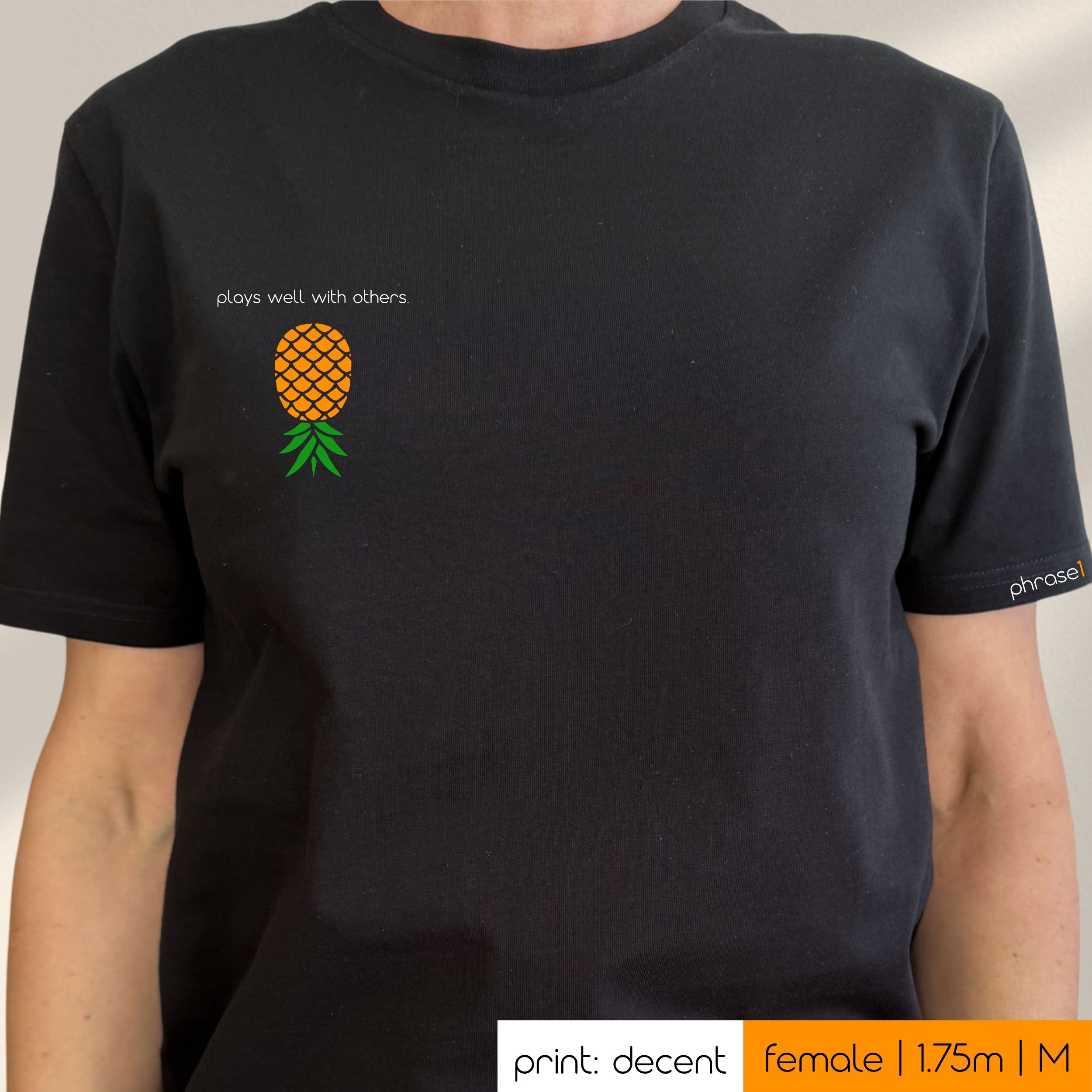 Premium T-Shirt mit Spruch "plays well with others." und Visual Ananas Premium T-Shirt mit Spruch "plays well with others." und Visual Ananas