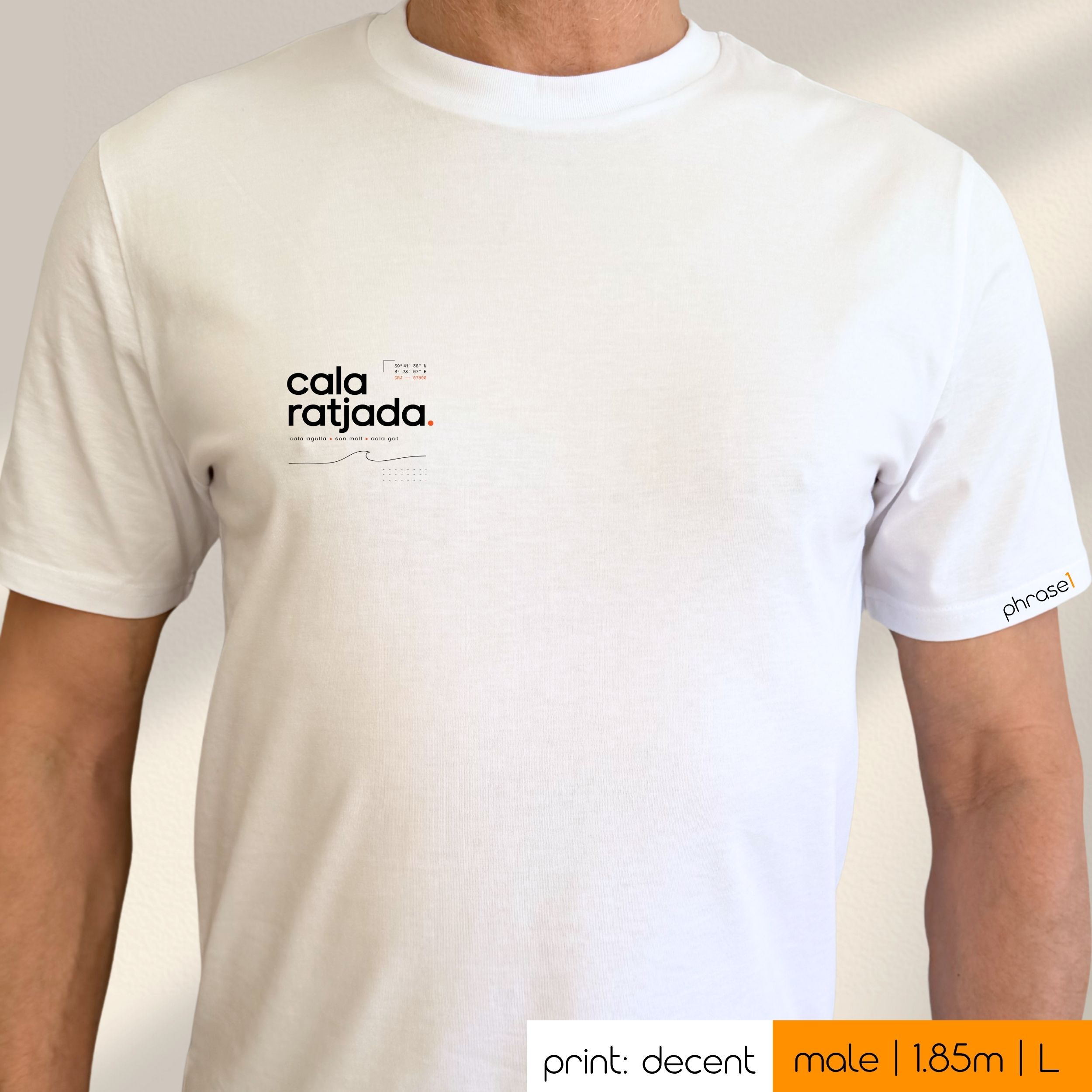 Premium T-Shirt mit Vsiual "Cala Ratjada Koordinaten" Premium T-Shirt mit Vsiual "Cala Ratjada Koordinaten"